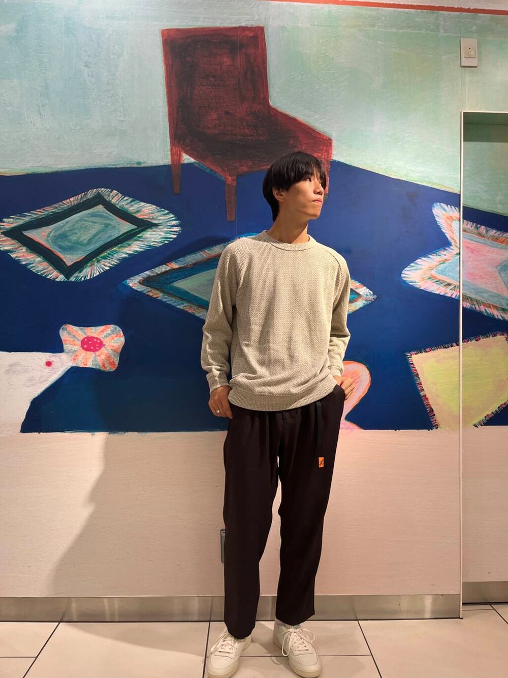 ブラウン系のその他パンツ、ベージュ系のTシャツ/カットソー、ホワイト系のスニーカーを着用したメンズの秋コーディネートの4枚目の写真