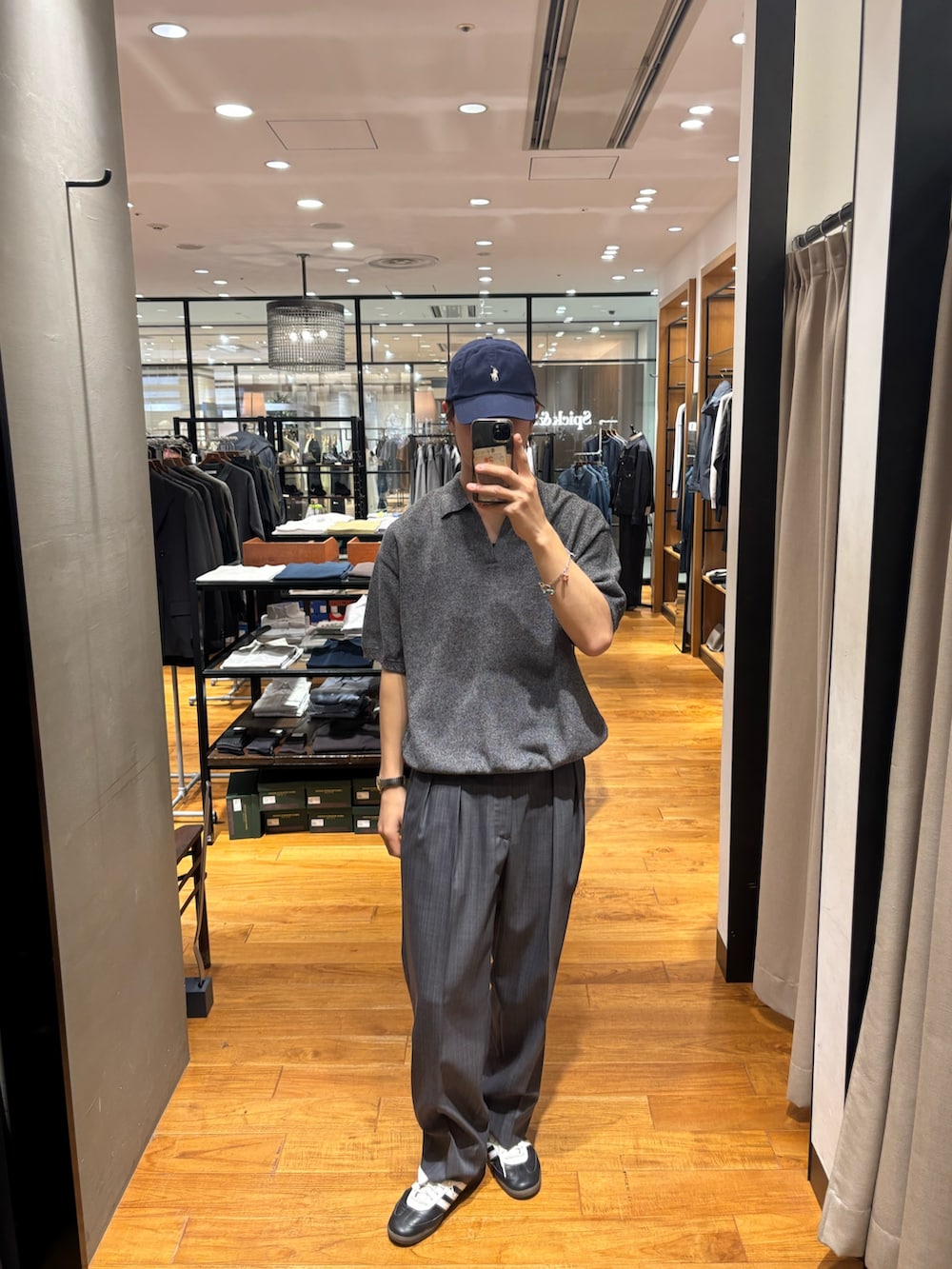 グレー系のニット/セーター、グレー系のその他パンツ、ブルー系のキャップを着用したメンズの春コーディネートの3枚目の写真