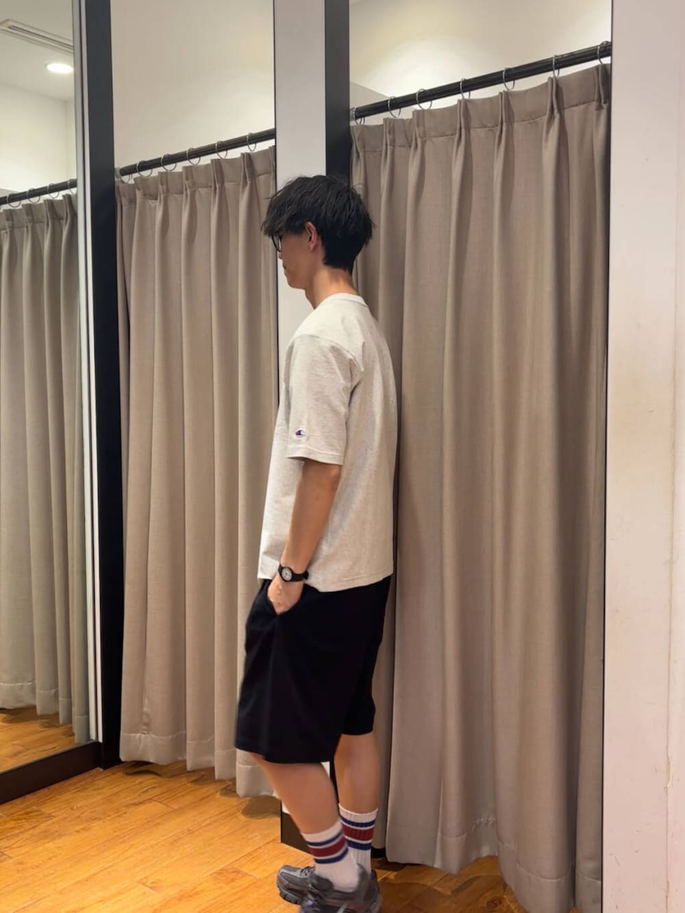 「休日コーデ、ショーツ、休日スタイル、大学生、20代、通学コーデ、大学生コーデ、細身、旅行コーデ、骨格ウェーブ、サマーショーツ、テーマパークコーデ、外遊びコーデ、ウェーブ×高身長」｜「URBAN RESEARCHのSHADE TECH SHORT PANTS（その他パンツ、ブルー系）」を使った、ハルさん（メンズ・183cm）の春コーディネートの7枚目の写真