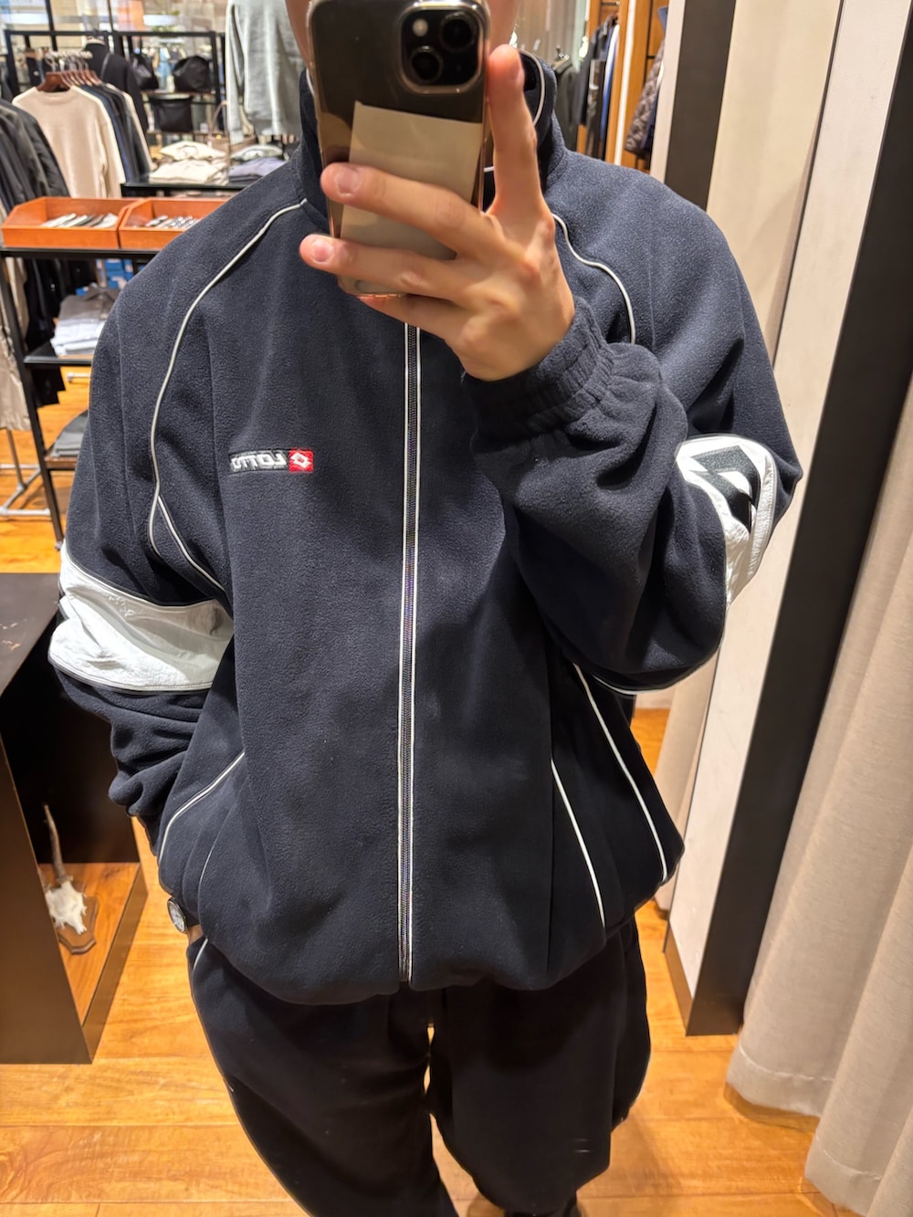 ブルー系のブルゾン、ブルー系のその他パンツを着用したメンズの秋コーディネートの4枚目の写真