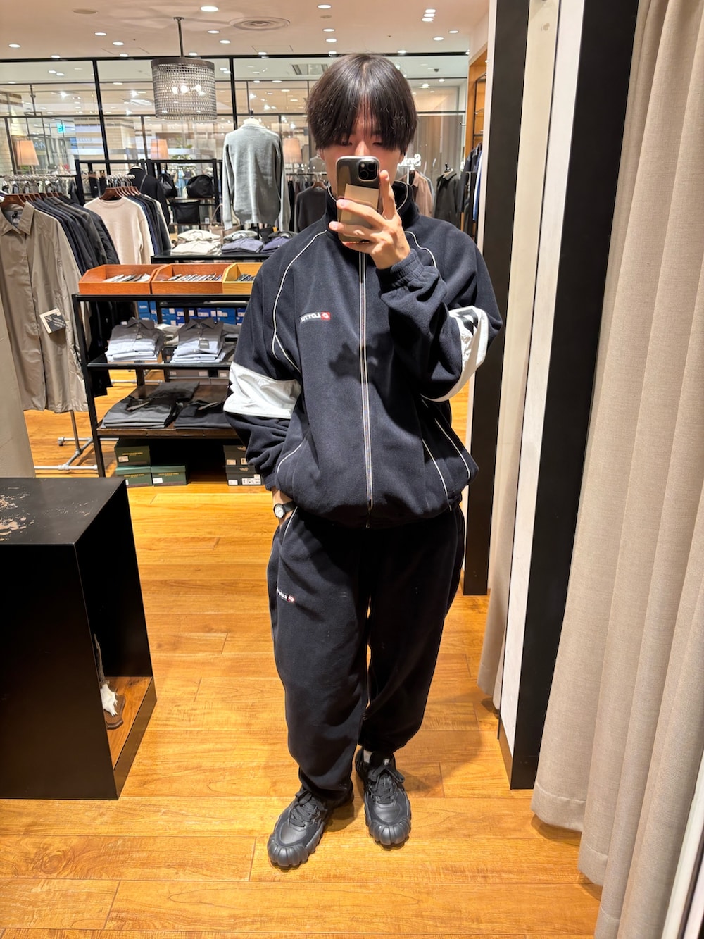 ブルー系のブルゾン、ブルー系のその他パンツを着用したメンズの秋コーディネートの2枚目の写真