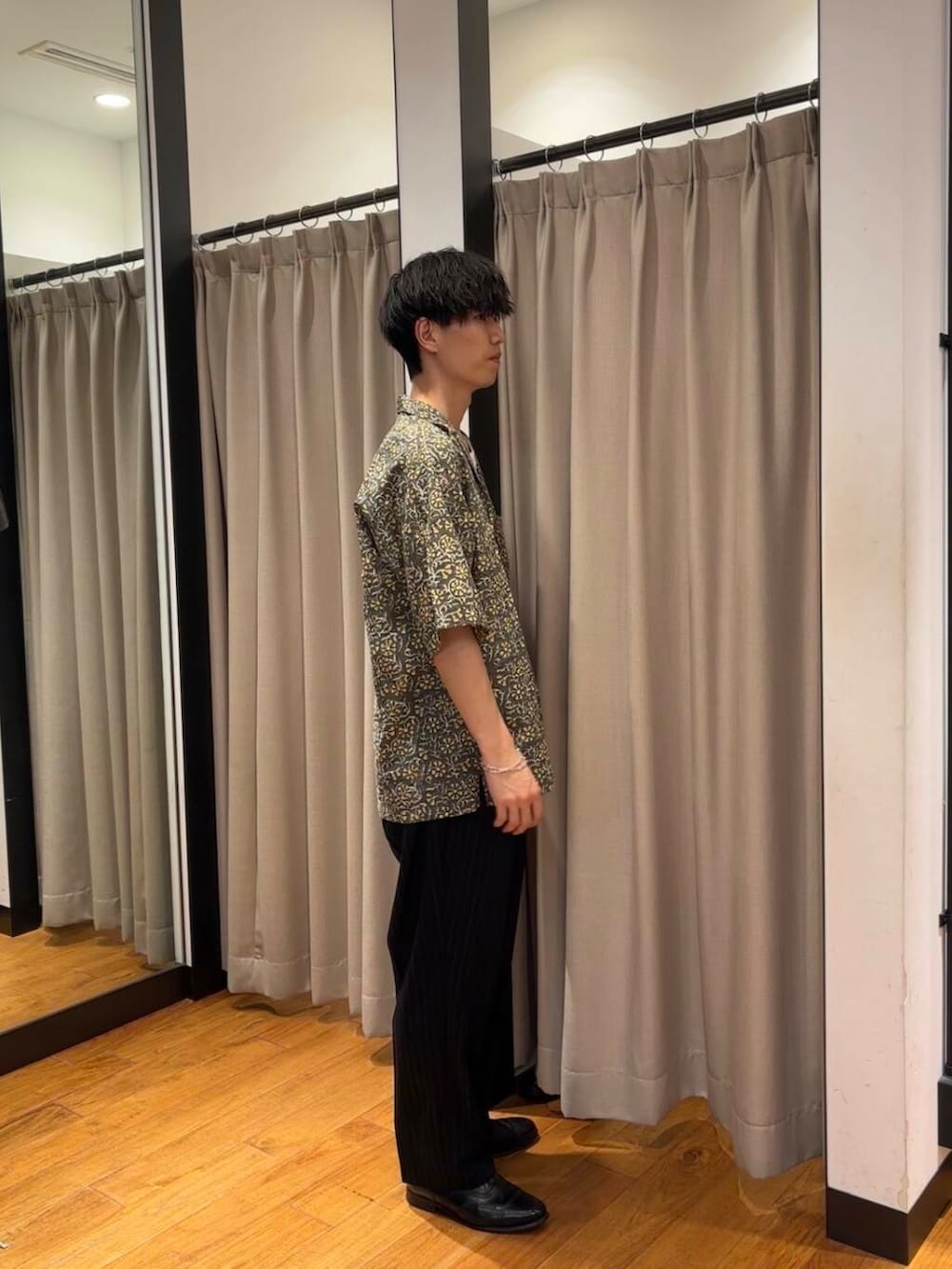 「柄シャツ、オープンカラー、休日コーデ、大学生、20代、通学コーデ、大学生コーデ、細身、旅行コーデ、骨格ウェーブ、暑い、一枚でもオシャレ、即戦力シャツコーデ、外遊びコーデ、ウェーブ×高身長」｜「PHILIPPE AUDIBERTのPHILIPPE AUDIBERT　Kenton necklace（ネックレス、シルバー系）」を使った、ハルさん（メンズ・183cm）の春コーディネートの4枚目の写真