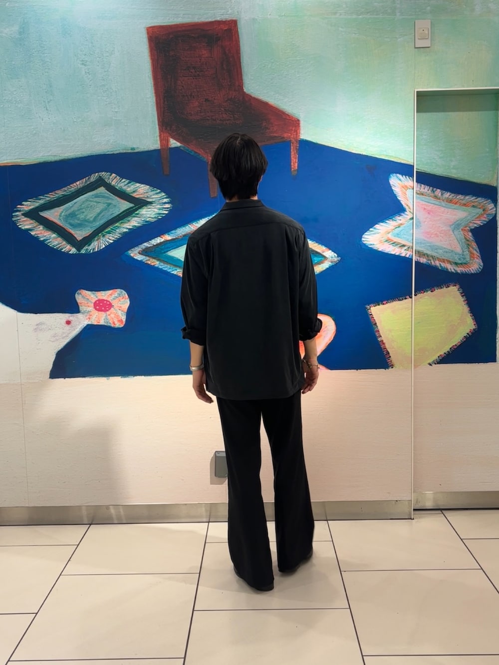 ブラック系のシャツ/ブラウス、ブラック系のその他パンツを着用したメンズの春コーディネートの5枚目の写真