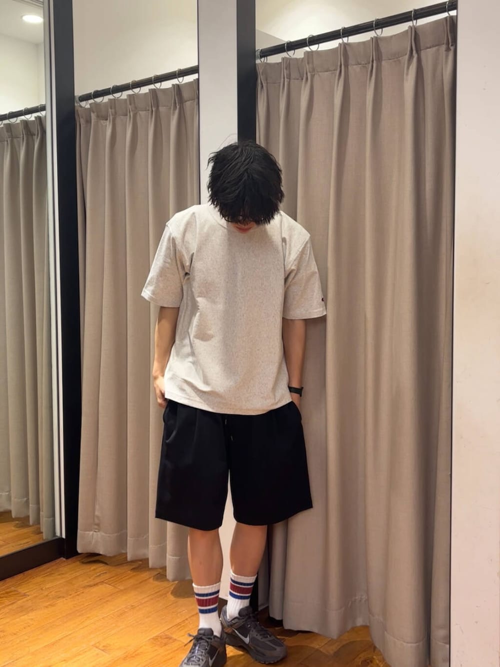 「休日コーデ、ショーツ、休日スタイル、大学生、20代、通学コーデ、大学生コーデ、細身、旅行コーデ、骨格ウェーブ、サマーショーツ、テーマパークコーデ、外遊びコーデ、ウェーブ×高身長」｜「URBAN RESEARCHのSHADE TECH SHORT PANTS（その他パンツ、ブルー系）」を使った、ハルさん（メンズ・183cm）の春コーディネートの5枚目の写真