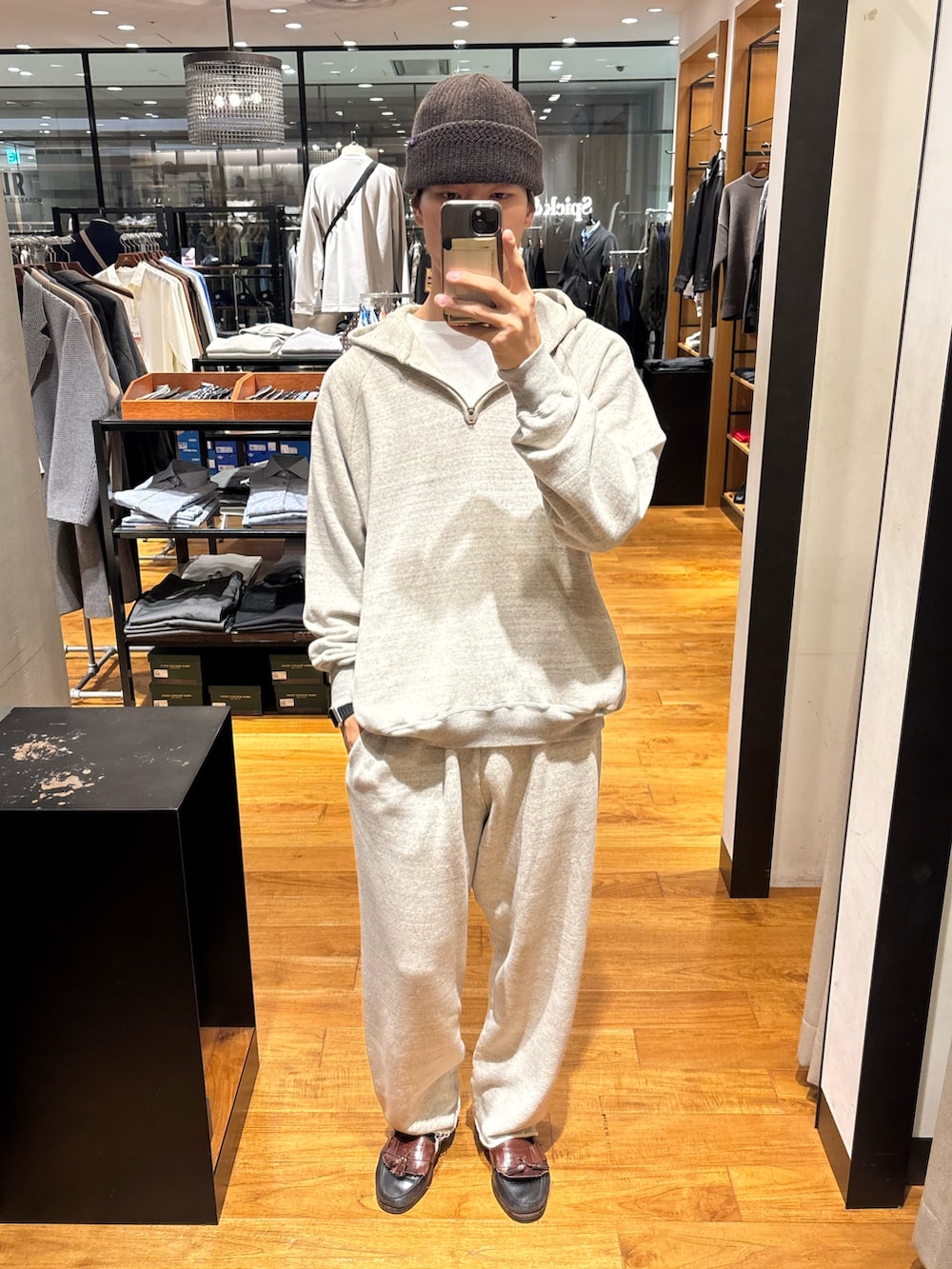 グレー系のパーカー、グレー系のその他パンツ、ブラウン系のニットキャップ/ビーニーを着用したメンズの秋コーディネートの4枚目の写真