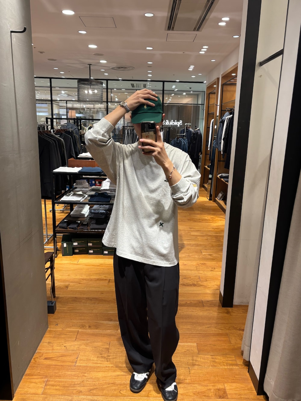 ベージュ系のTシャツ/カットソー、ブラック系のその他パンツ、ブラック系のスニーカーを着用したメンズの春コーディネートの4枚目の写真