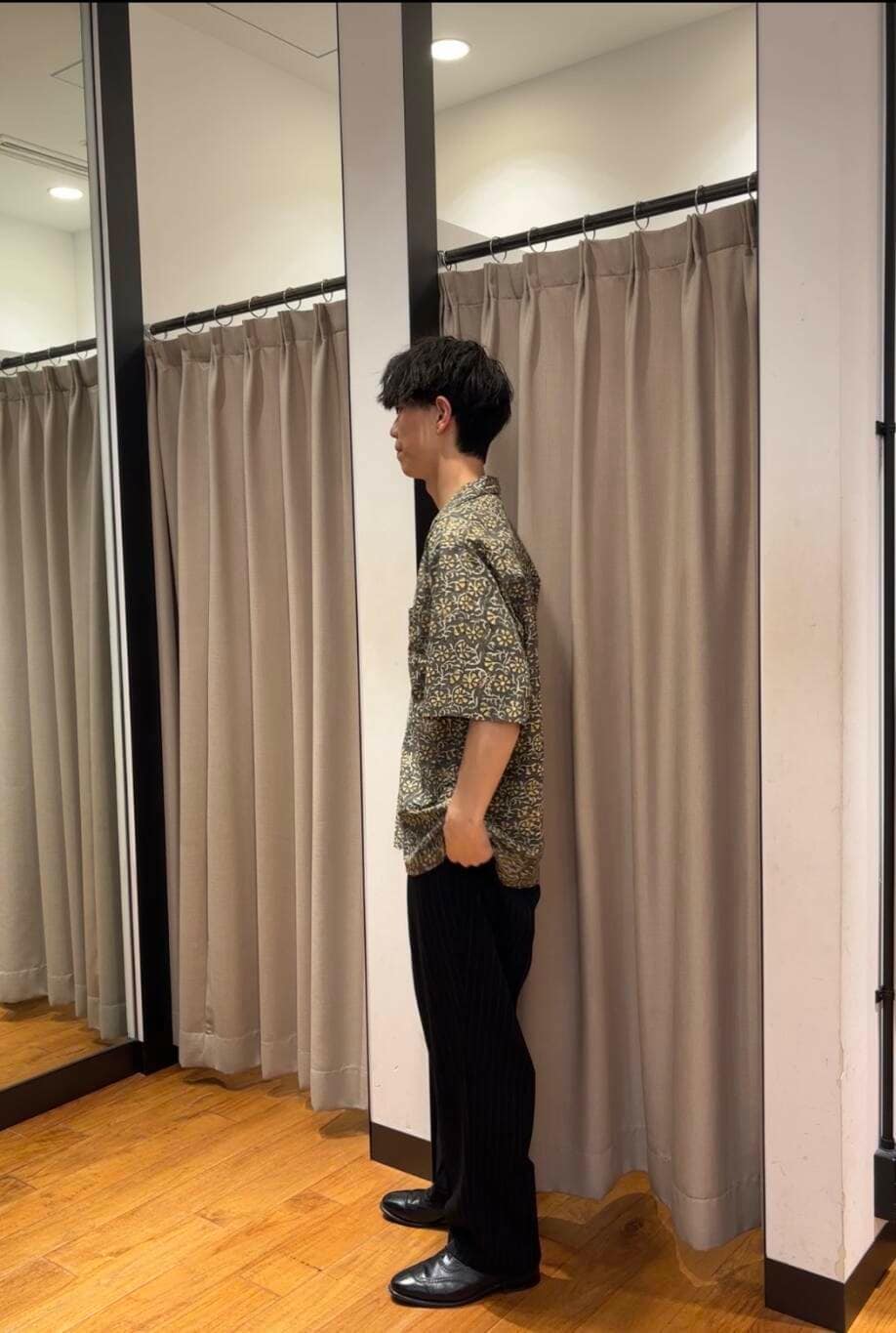「柄シャツ、オープンカラー、休日コーデ、大学生、20代、通学コーデ、大学生コーデ、細身、旅行コーデ、骨格ウェーブ、暑い、一枚でもオシャレ、即戦力シャツコーデ、外遊びコーデ、ウェーブ×高身長」｜「PHILIPPE AUDIBERTのPHILIPPE AUDIBERT　Kenton necklace（ネックレス、シルバー系）」を使った、ハルさん（メンズ・183cm）の春コーディネートの2枚目の写真