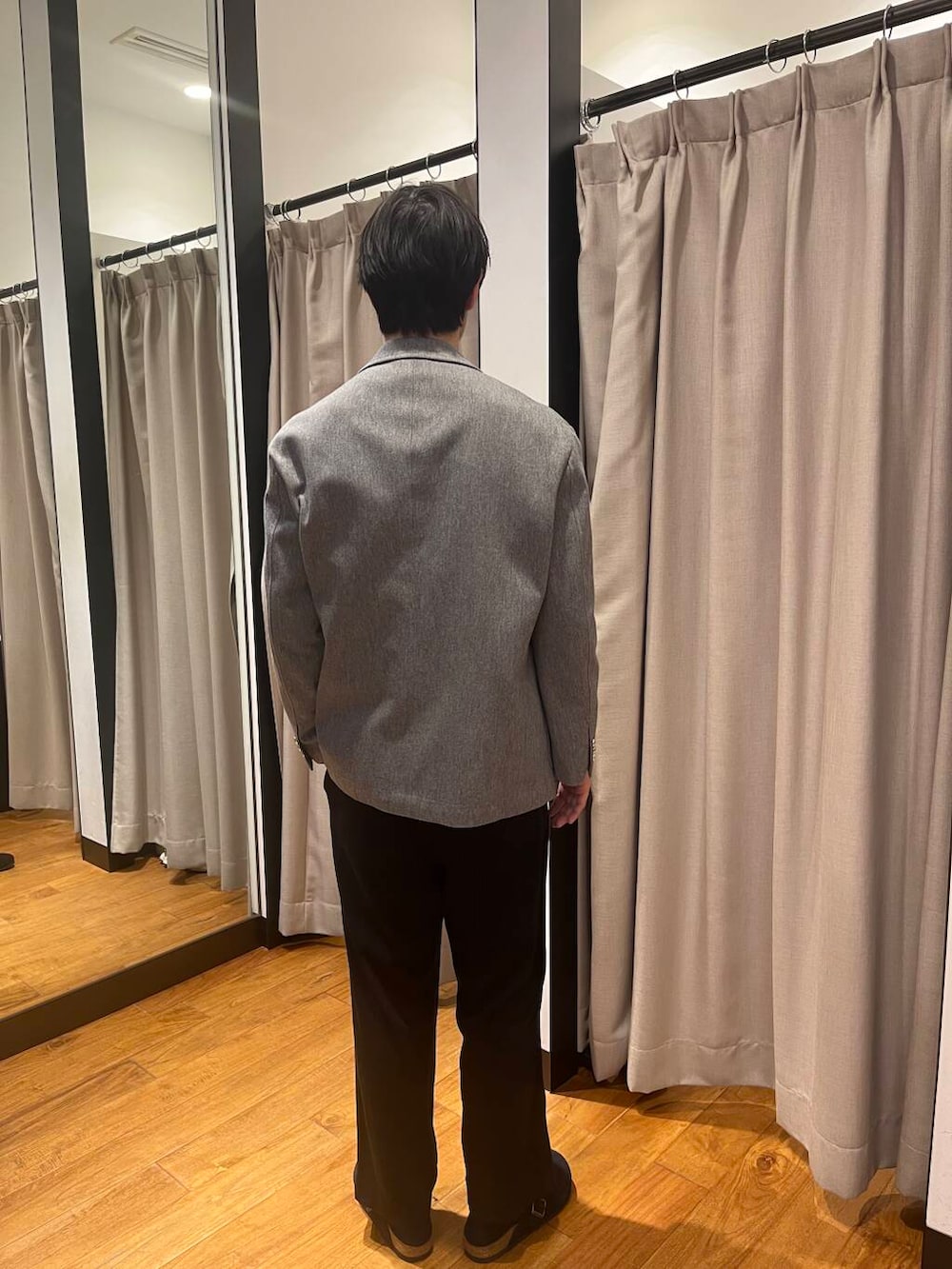 グレー系のその他アウター、ブラック系のサンダル、ブラウン系のTシャツ/カットソーを着用したメンズの冬コーディネートの4枚目の写真