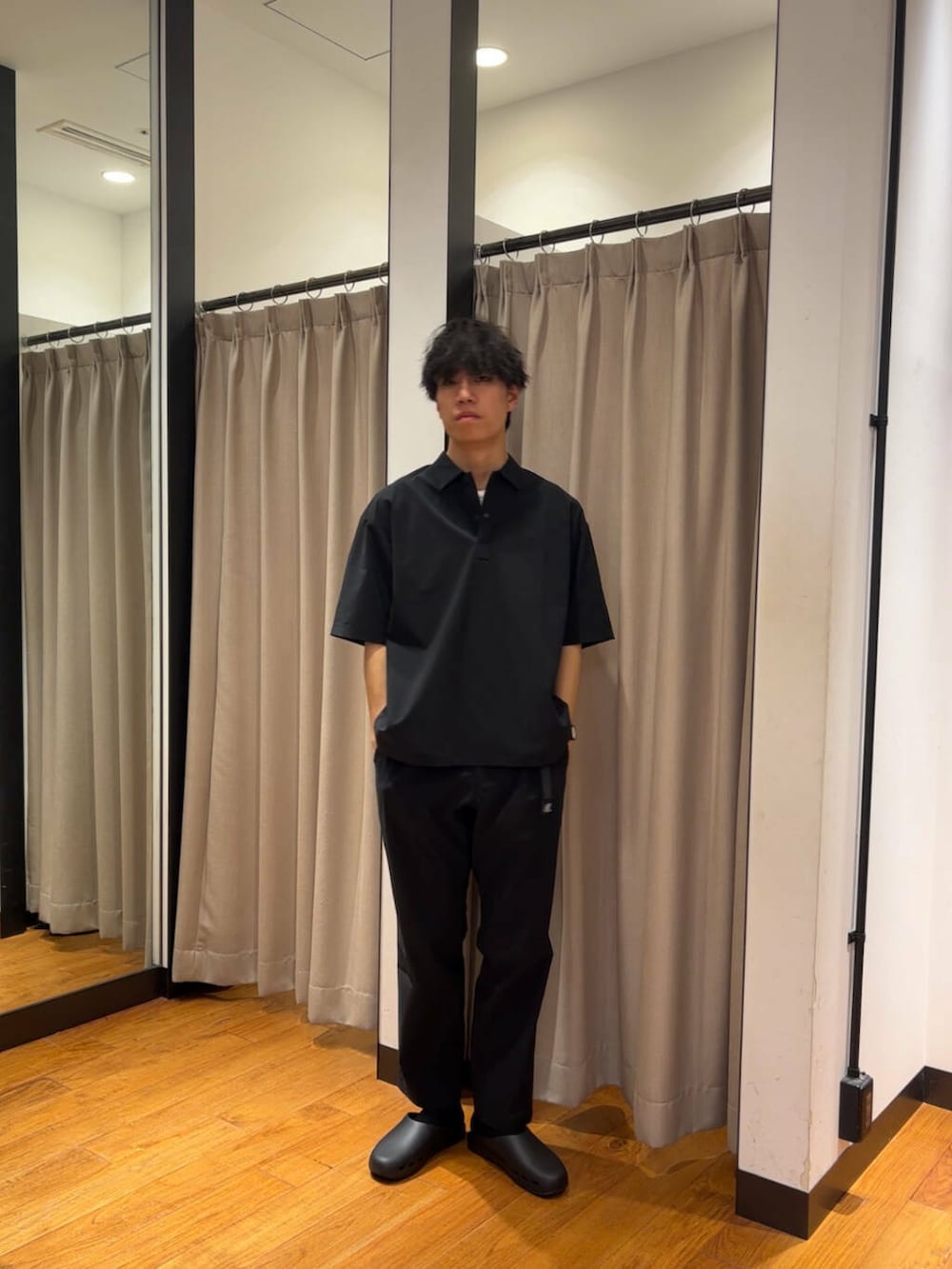 ブラック系のその他パンツ、ブラック系のポロシャツ、ブラック系のサンダルを着用したメンズの春コーディネートの4枚目の写真