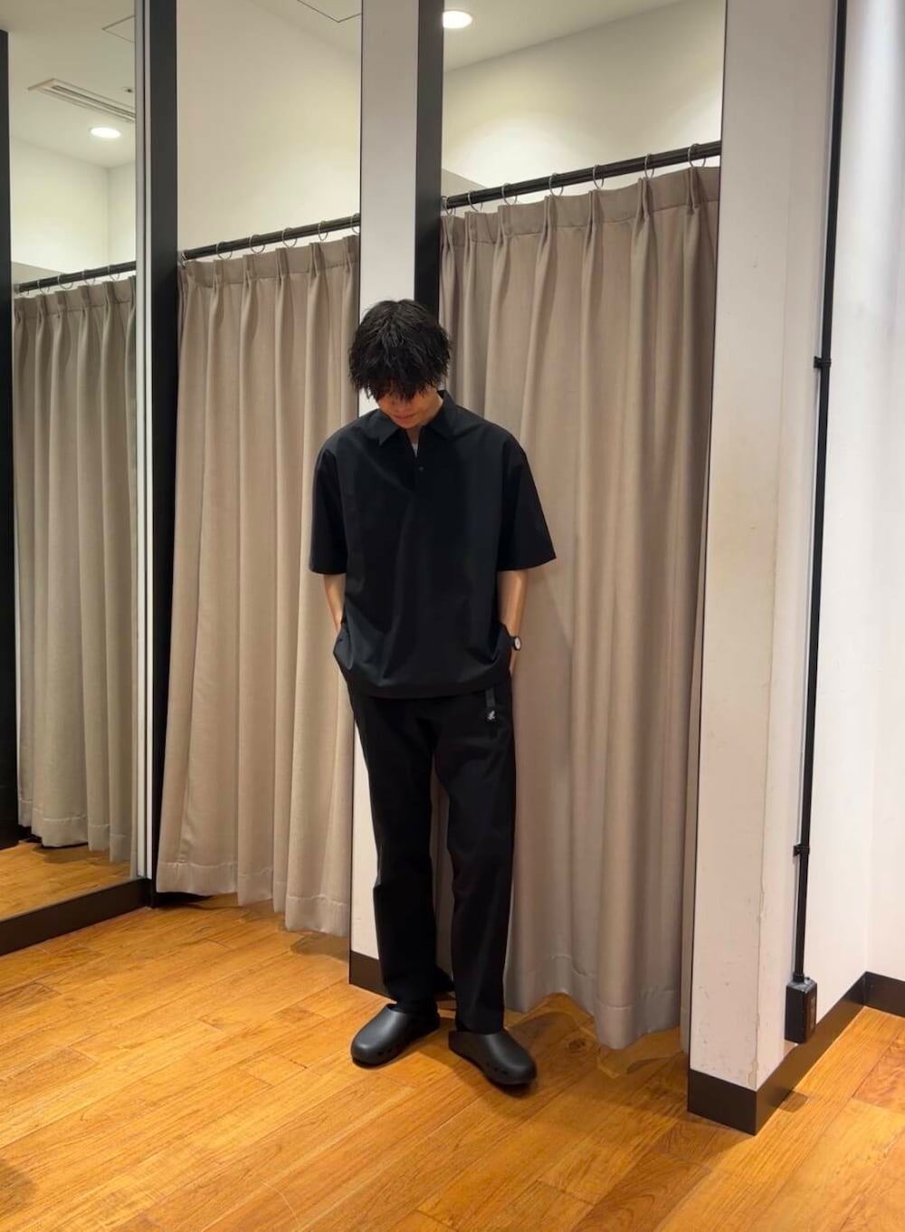 ブラック系のその他パンツ、ブラック系のポロシャツ、ブラック系のサンダルを着用したメンズの春コーディネートの2枚目の写真