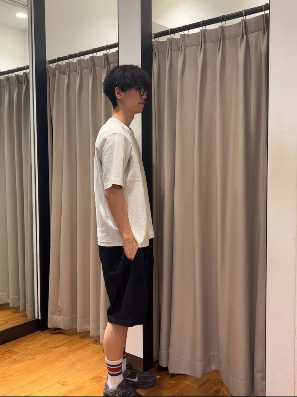 「休日コーデ、ショーツ、休日スタイル、大学生、20代、通学コーデ、大学生コーデ、細身、旅行コーデ、骨格ウェーブ、サマーショーツ、テーマパークコーデ、外遊びコーデ、ウェーブ×高身長」｜「URBAN RESEARCHのSHADE TECH SHORT PANTS（その他パンツ、ブルー系）」を使った、ハルさん（メンズ・183cm）の春コーディネートの6枚目の写真