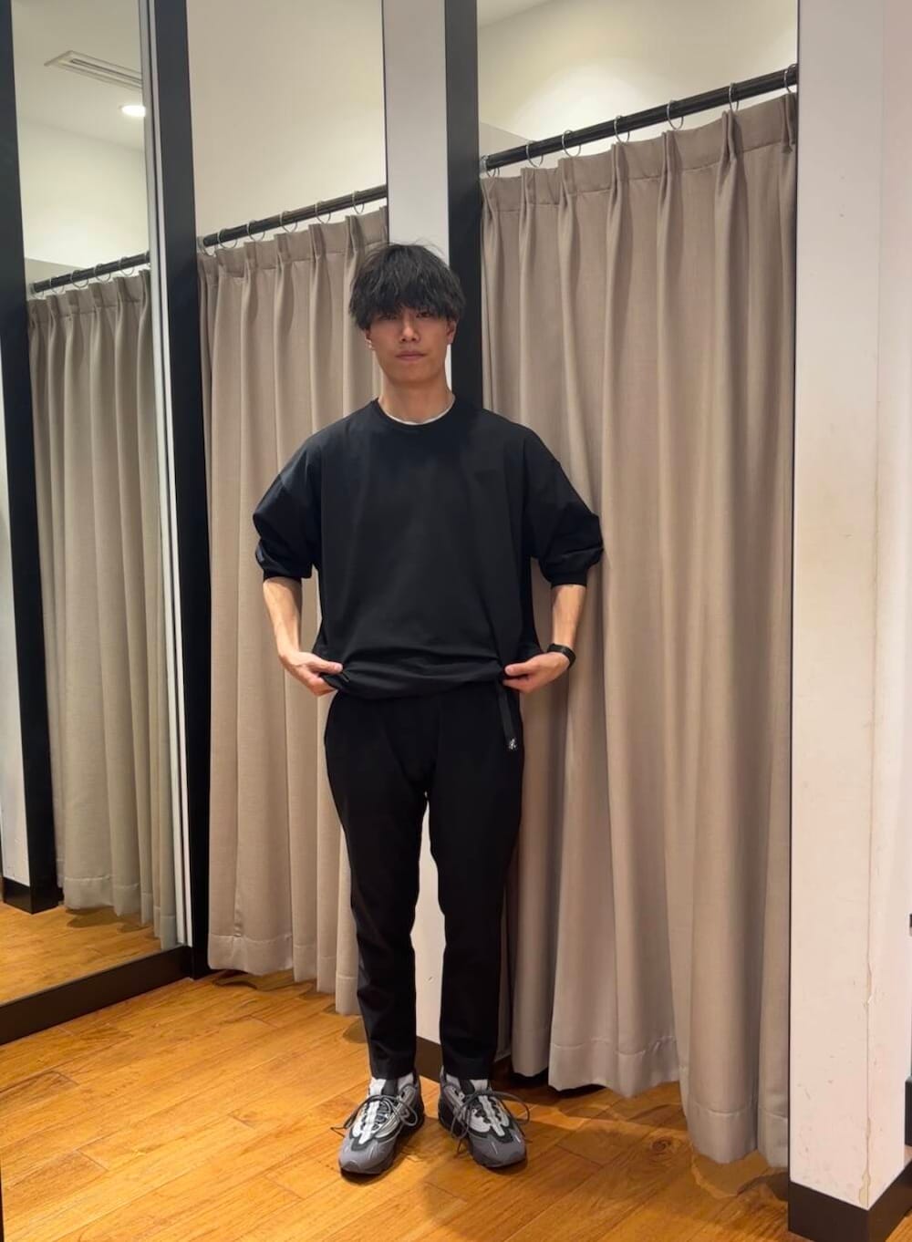 ブラック系のその他パンツ、グレー系のスニーカー、ブルー系のTシャツ/カットソーを着用したメンズの春コーディネートの2枚目の写真