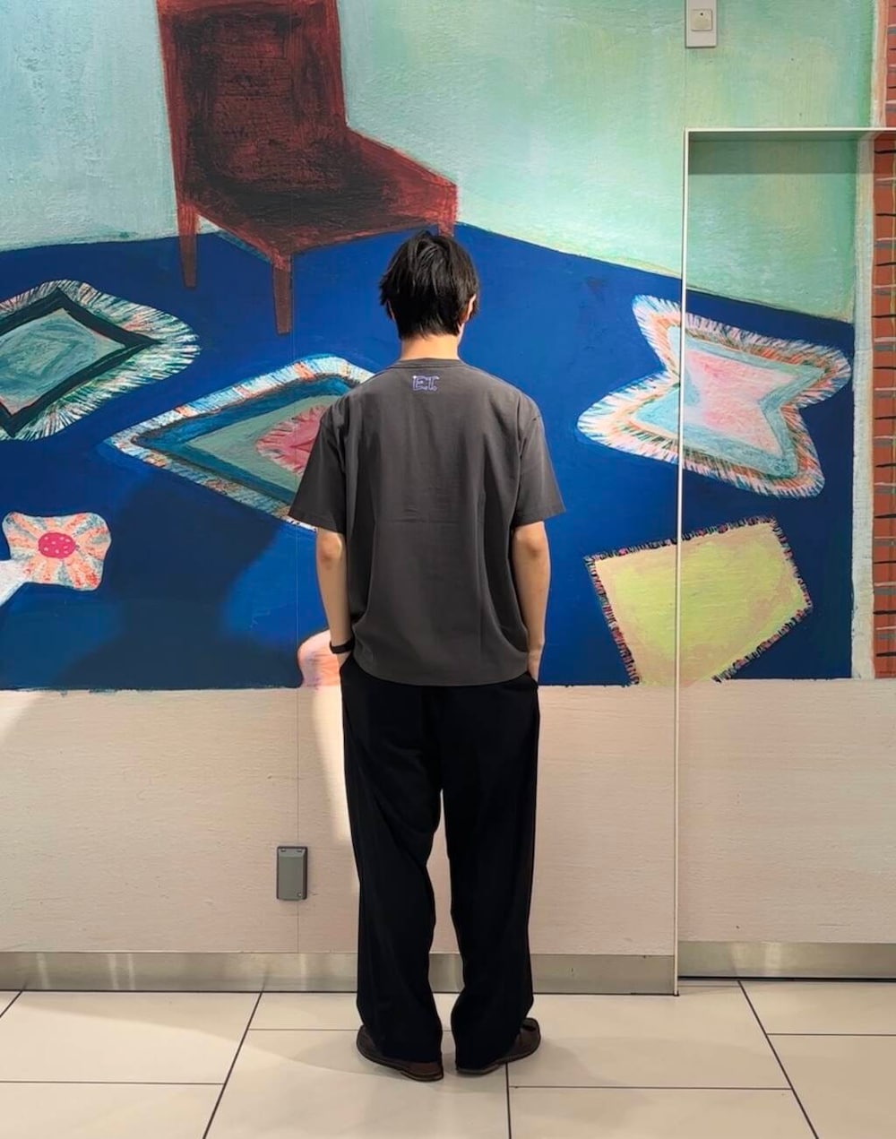 「休日コーデ、大学生、20代、通学コーデ、大学生コーデ、細身、旅行コーデ、骨格ウェーブ、外遊びコーデ、ウェーブ×高身長、一枚で決まるtシャツ」｜「ATONの『別注』ATON×URBAN RESEARCH　TWO TUCKED EASY PANTS（その他パンツ、ブルー系）」を使った、ハルさん（メンズ・183cm）の夏コーディネートの3枚目の写真