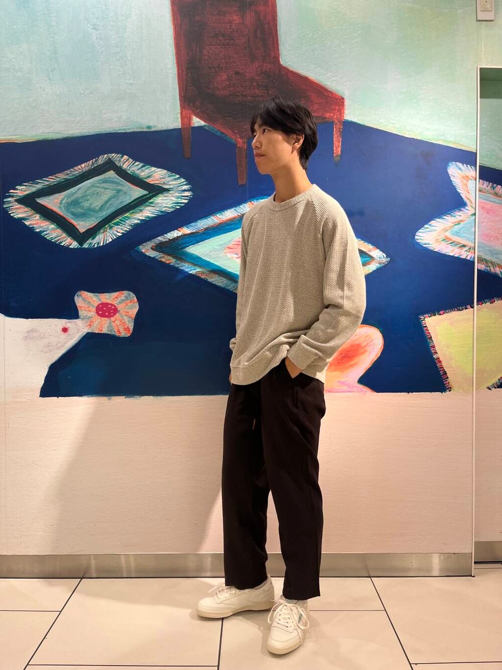 ブラウン系のその他パンツ、ベージュ系のTシャツ/カットソー、ホワイト系のスニーカーを着用したメンズの秋コーディネートの5枚目の写真