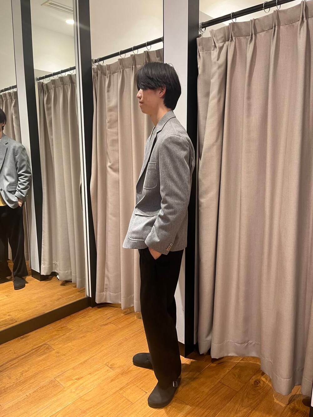 グレー系のその他アウター、ブラック系のサンダル、ブラウン系のTシャツ/カットソーを着用したメンズの冬コーディネートの5枚目の写真