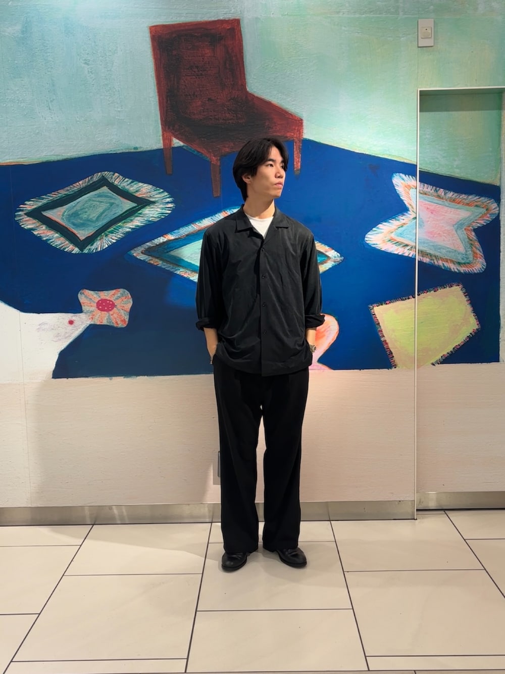 ブラック系のシャツ/ブラウス、ブラック系のその他パンツを着用したメンズの春コーディネートの3枚目の写真