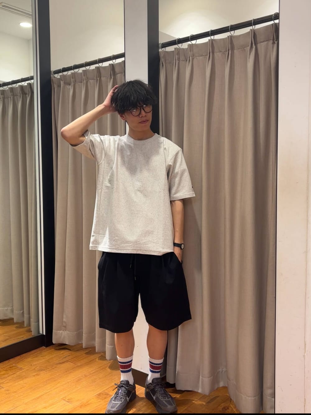「休日コーデ、ショーツ、休日スタイル、大学生、20代、通学コーデ、大学生コーデ、細身、旅行コーデ、骨格ウェーブ、サマーショーツ、テーマパークコーデ、外遊びコーデ、ウェーブ×高身長」｜「URBAN RESEARCHのSHADE TECH SHORT PANTS（その他パンツ、ブルー系）」を使った、ハルさん（メンズ・183cm）の春コーディネートの2枚目の写真