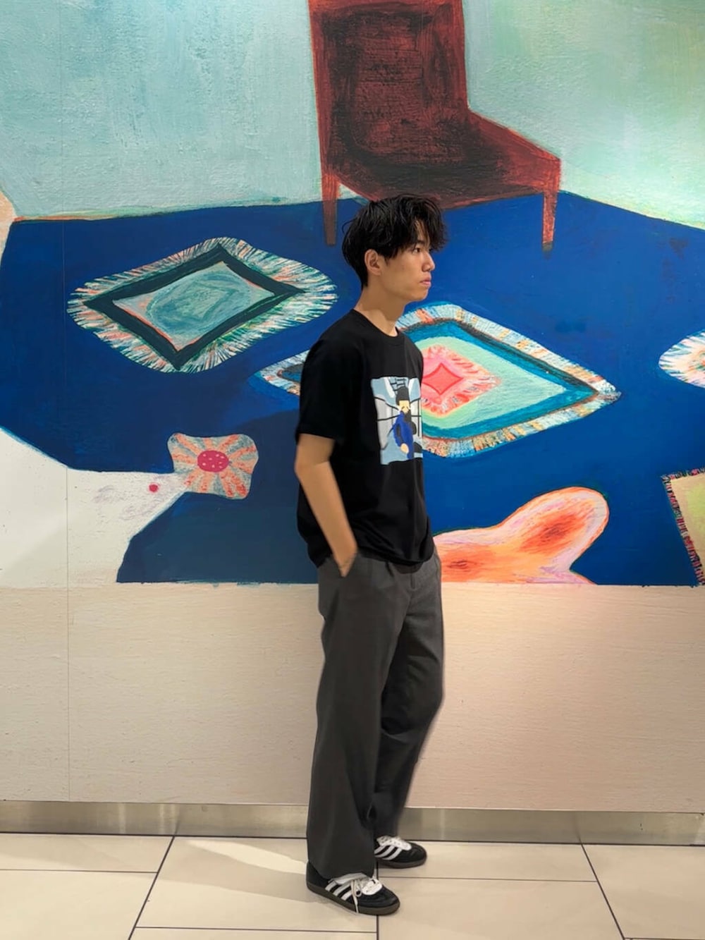 「休日コーデ、休日スタイル、大学生、20代、通学コーデ、大学生コーデ、細身、旅行コーデ、骨格ウェーブ、テーマパークコーデ、夏フェスコーデ、外遊びコーデ、ウェーブ×高身長」｜「FARAHのFARAH　Out Tuck Wide Tapered PANTS（その他パンツ、グレー系）」を使った、ハルさん（メンズ・183cm）の夏コーディネートの2枚目の写真