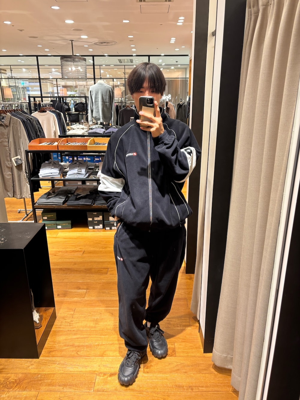 ブルー系のブルゾン、ブルー系のその他パンツを着用したメンズの秋コーディネートの3枚目の写真