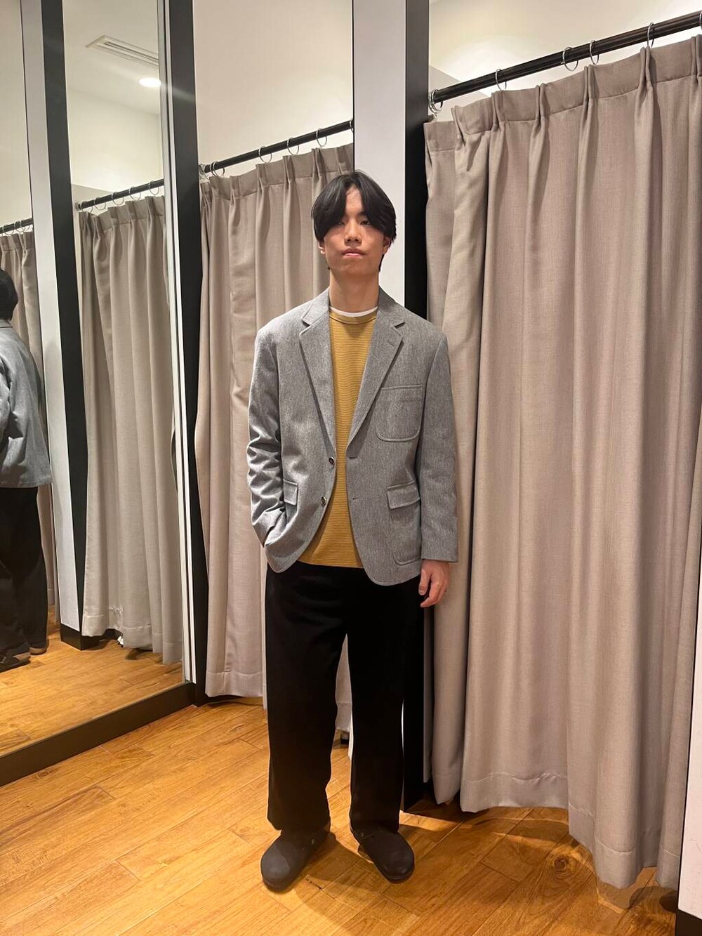 グレー系のその他アウター、ブラック系のサンダル、ブラウン系のTシャツ/カットソーを着用したメンズの冬コーディネートの2枚目の写真