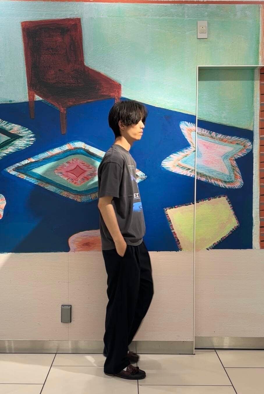 「休日コーデ、大学生、20代、通学コーデ、大学生コーデ、細身、旅行コーデ、骨格ウェーブ、外遊びコーデ、ウェーブ×高身長、一枚で決まるtシャツ」｜「ATONの『別注』ATON×URBAN RESEARCH　TWO TUCKED EASY PANTS（その他パンツ、ブルー系）」を使った、ハルさん（メンズ・183cm）の夏コーディネートの4枚目の写真