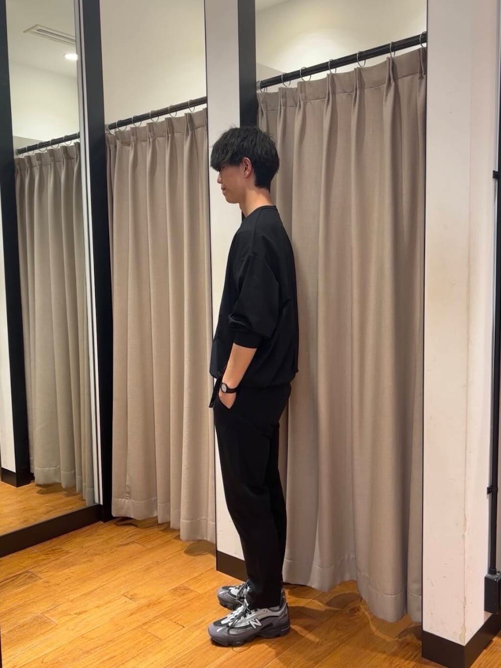 ブラック系のその他パンツ、グレー系のスニーカー、ブルー系のTシャツ/カットソーを着用したメンズの春コーディネートの3枚目の写真