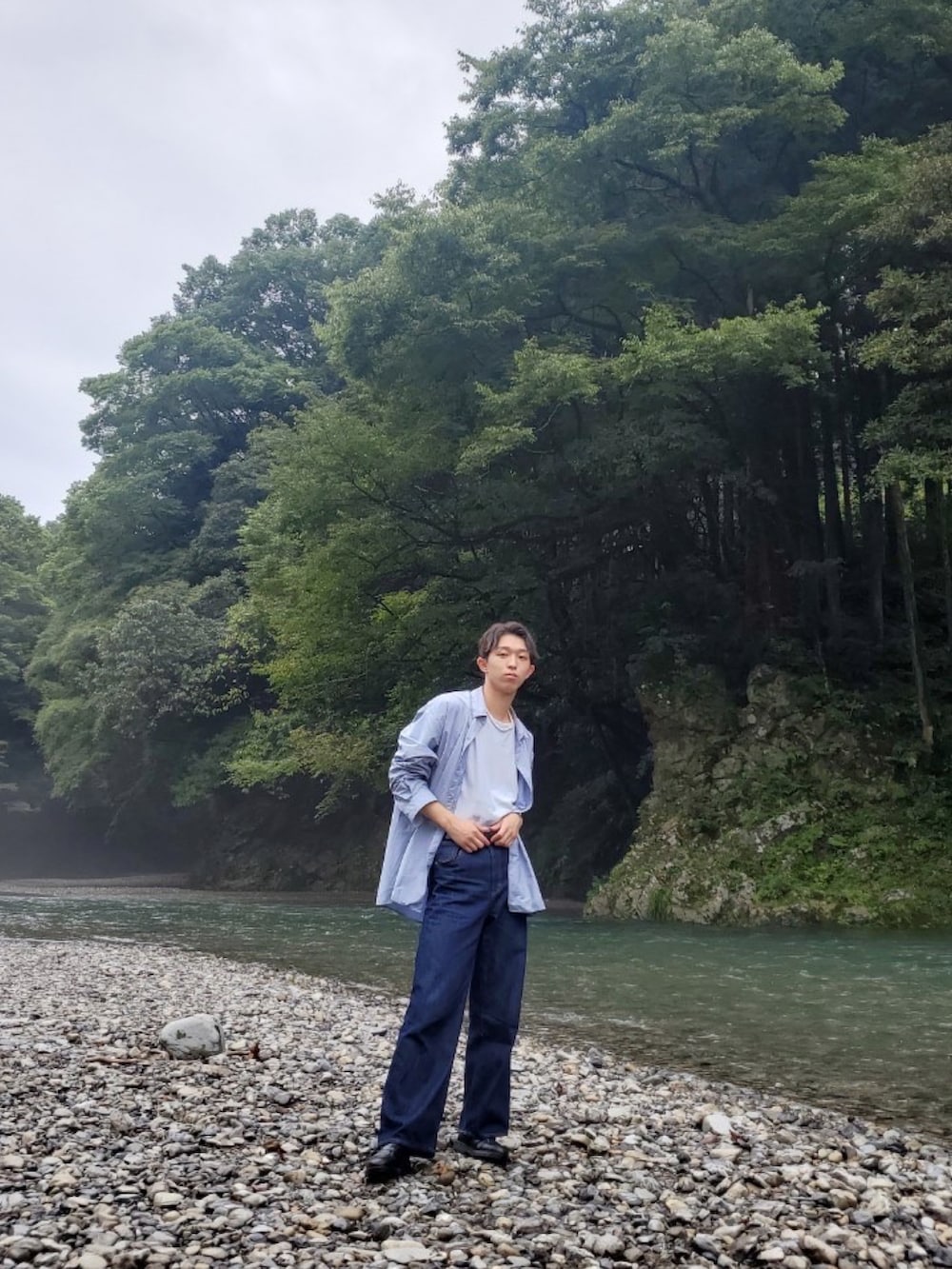 ブルー系のデニムパンツ、ブルー系のTシャツ/カットソー、ブルー系のシャツ/ブラウスを着用したメンズの秋コーディネートの2枚目の写真