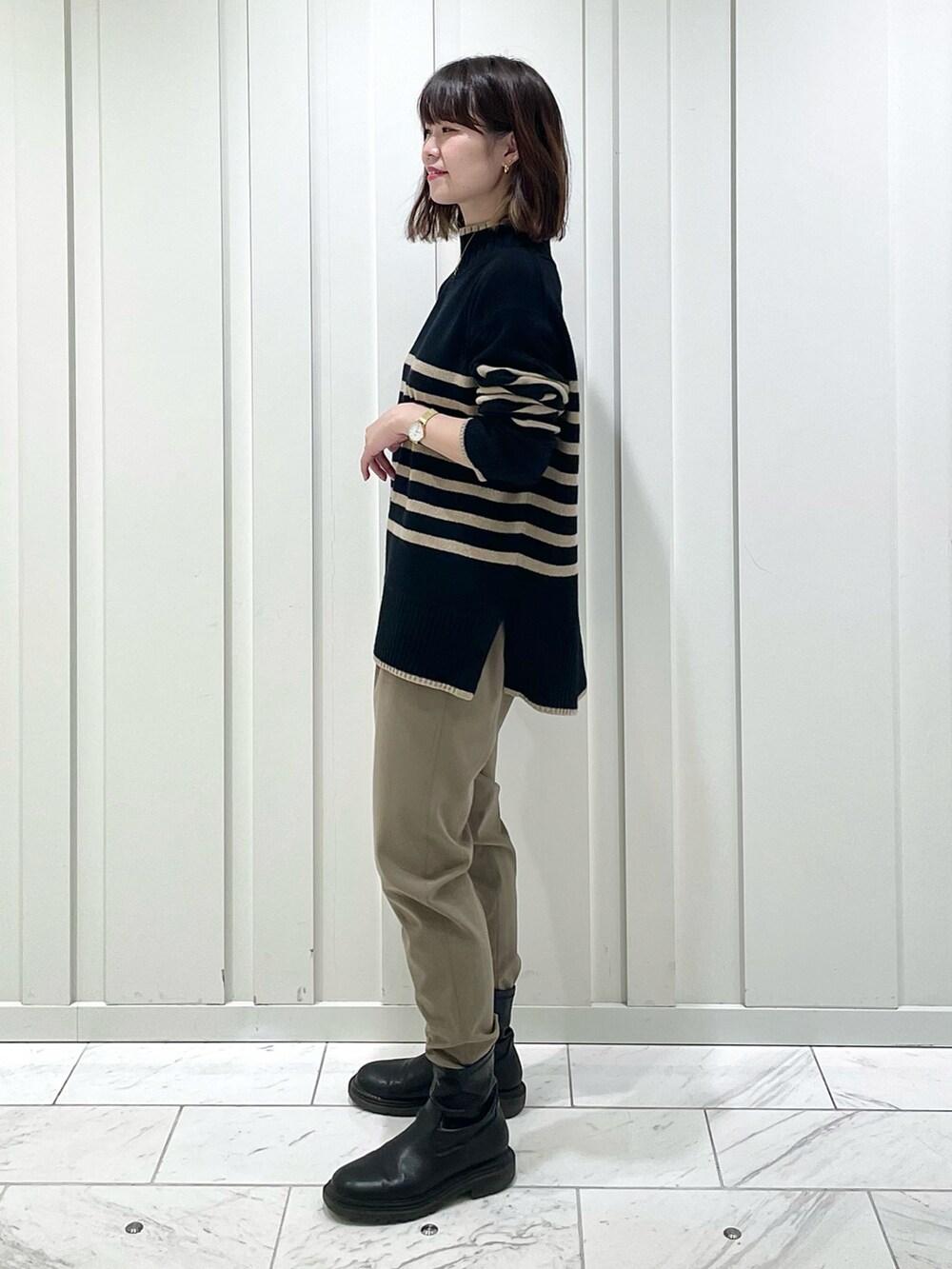 ベージュ系のニット/セーター、ブラウン系のその他パンツ、その他のその他を着用したレディースの秋コーディネートの2枚目の写真