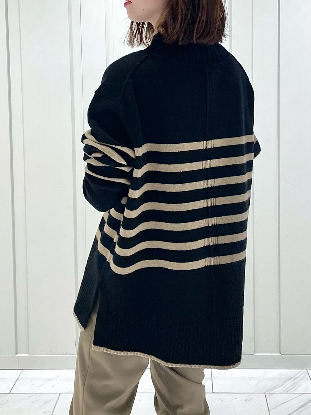 ベージュ系のニット/セーター、ブラウン系のその他パンツ、その他のその他を着用したレディースの秋コーディネートの5枚目の写真