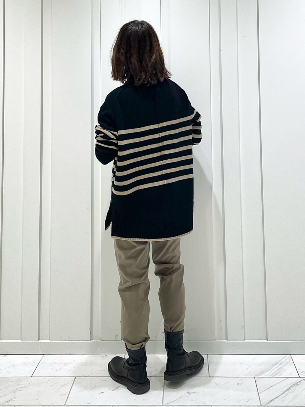 ベージュ系のニット/セーター、ブラウン系のその他パンツ、その他のその他を着用したレディースの秋コーディネートの3枚目の写真