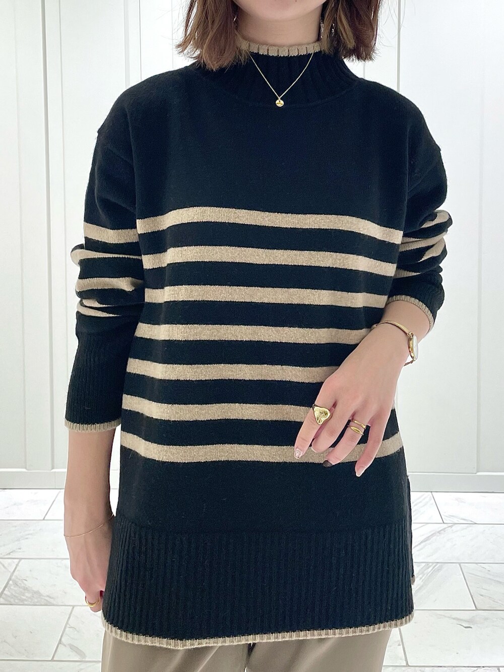 ベージュ系のニット/セーター、ブラウン系のその他パンツ、その他のその他を着用したレディースの秋コーディネートの4枚目の写真