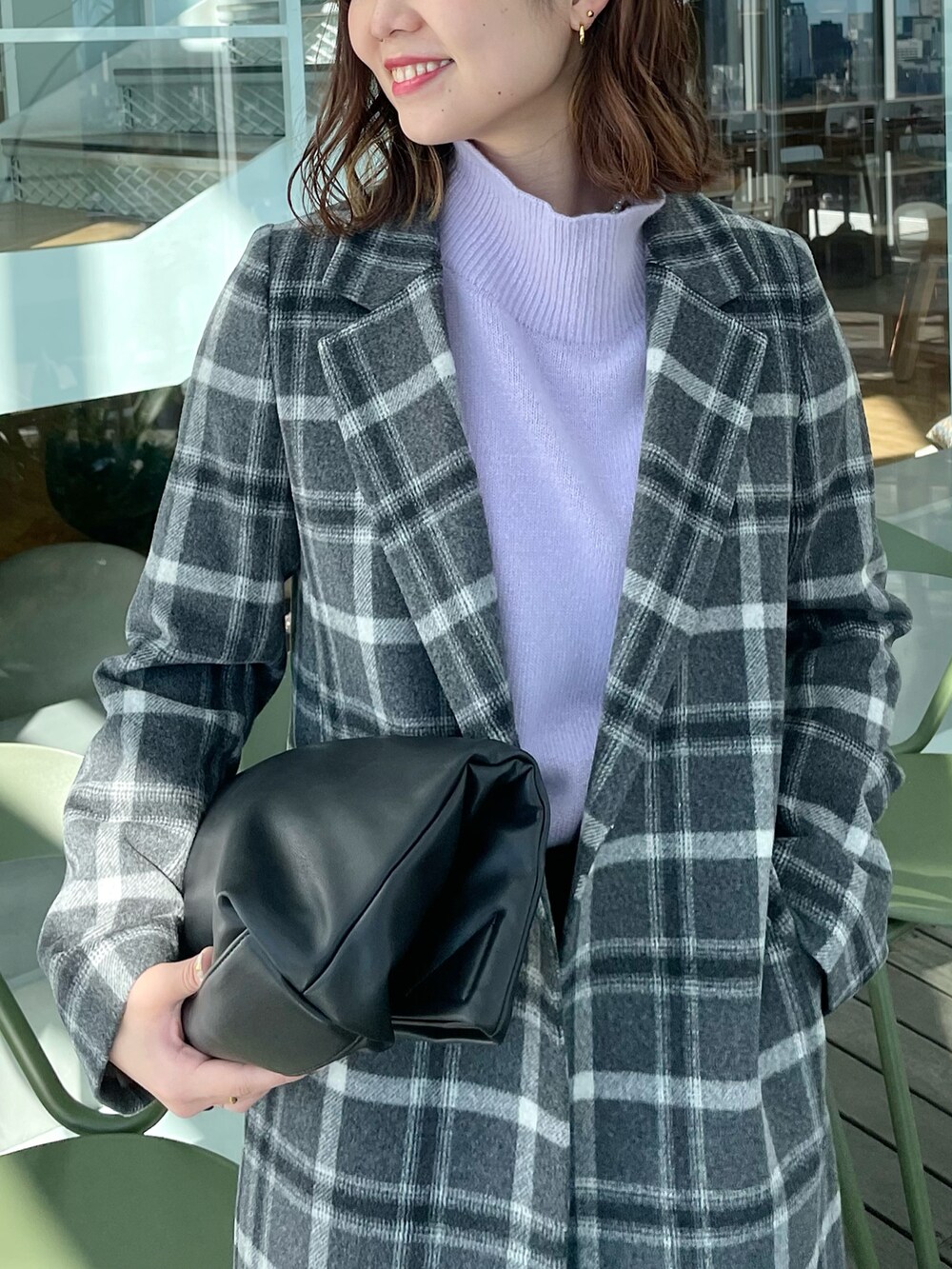 グレー系のチェスターコート、パープル系のニット/セーター、ブラック系のその他パンツを着用したレディースの冬コーディネートの4枚目の写真