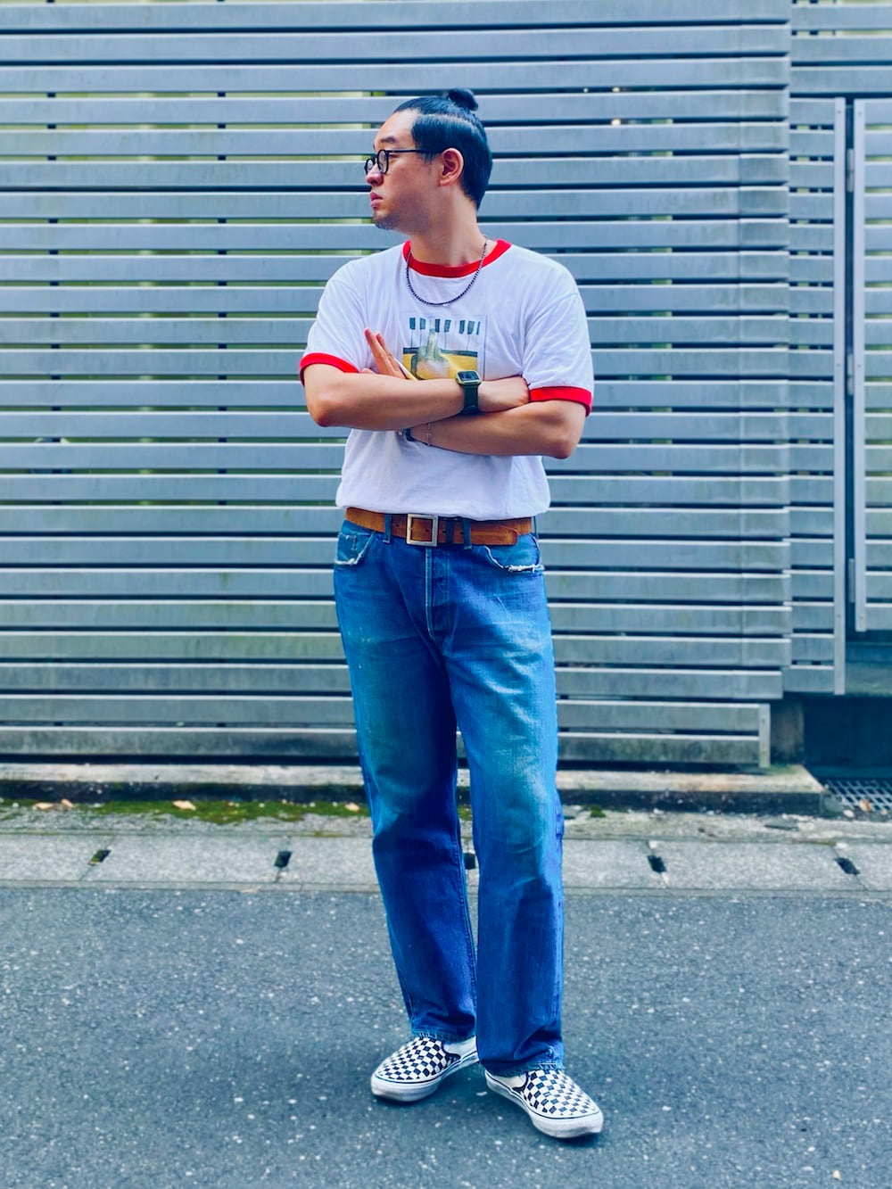 「マンバン、メガネ男子、Tシャツ、リンガーTシャツ、みんなの白Tフェス、デニム、スリッポン、スニーカー、ロゴT、古着MIX、アメカジ、アメカジコーデ、アメカジスタイル、アメカジな研究者、古着」|「VANSのSKATESLIP-ON VN0A5FCAAUH (CHECKERBOARD)BLACK/OFFWHITE(スリッポン、ホワイト系)」を使った、joeさん(メンズ・177cm)の夏コーディネートの2枚目の写真