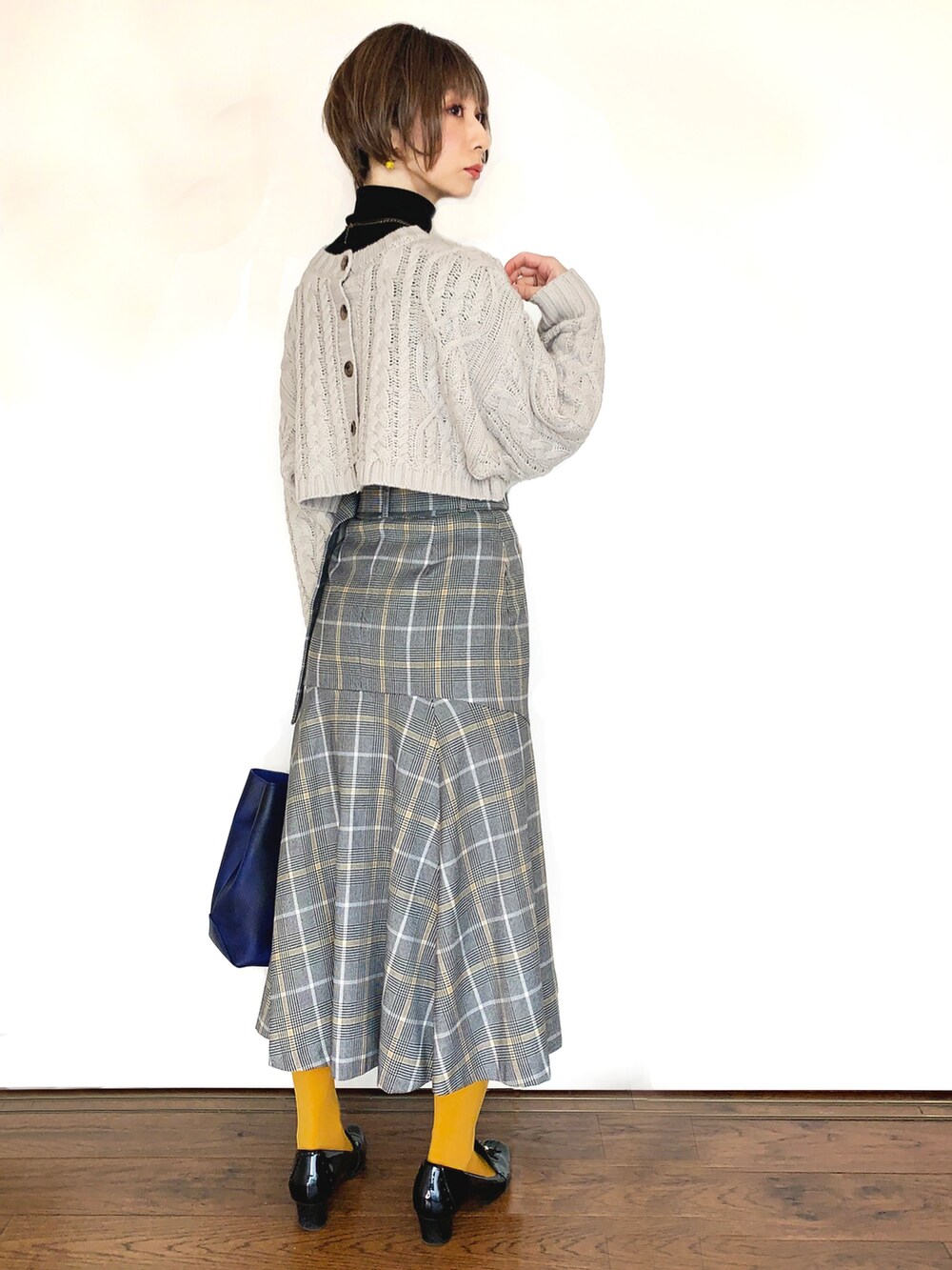 「ニット/セーター、大人女子、レイヤード、イエロー、ローファー、カラータイツ、マーメイドスカート、２ＷＡＹ、カーディガン、秋冬コーデ、タートルネック、お出かけコーデ、ハイウエスト、チェック、2wayカーディガン」｜「DISCOATの【ZOZO限定】前後2WAYショートケーブルニット（カーディガン/ボレロ、ベージュ系）」を使った、Nickyさん（レディース・166cm）の冬コーディネートの3枚目の写真