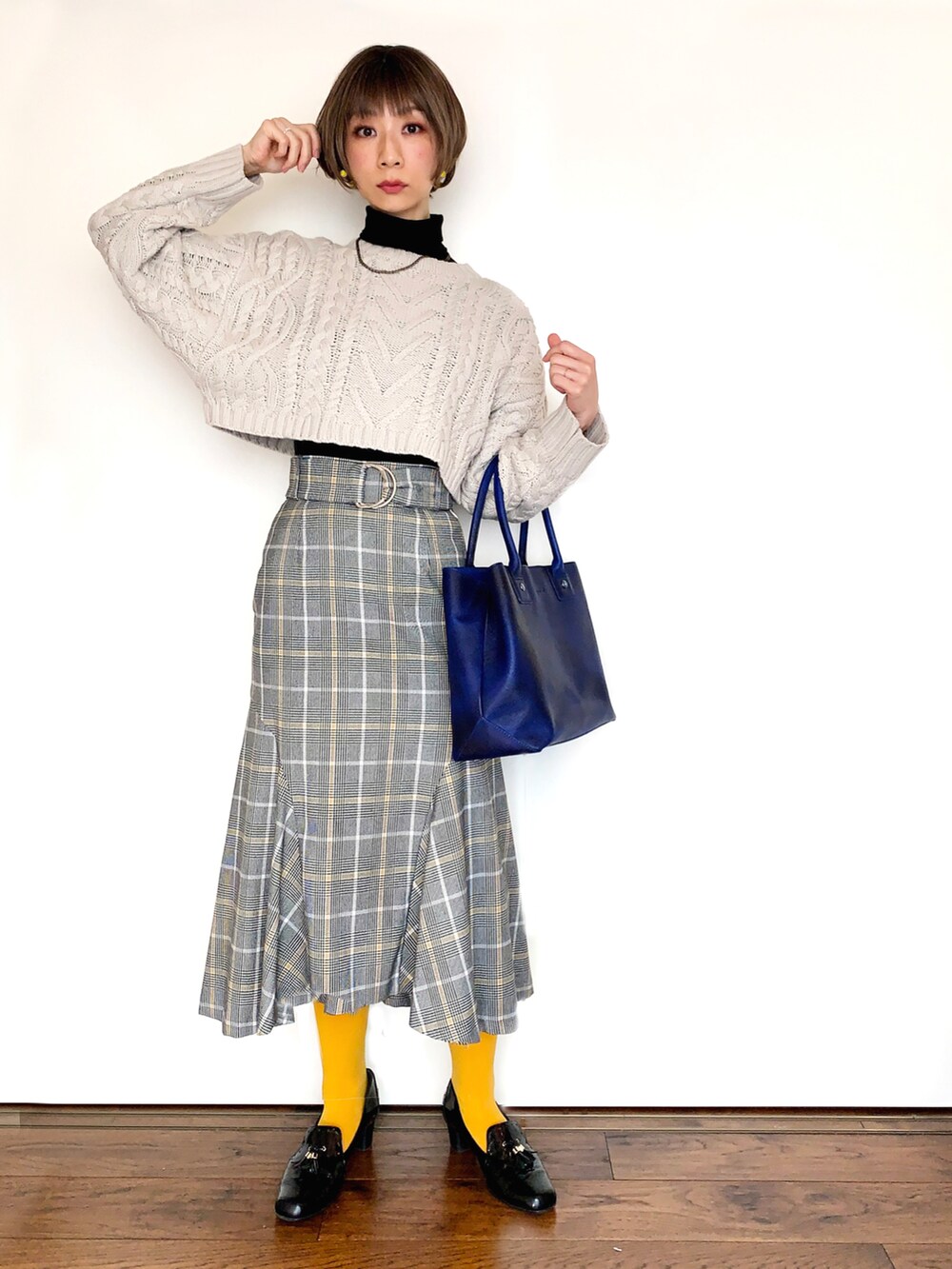 「ニット/セーター、大人女子、レイヤード、イエロー、ローファー、カラータイツ、マーメイドスカート、２ＷＡＹ、カーディガン、秋冬コーデ、タートルネック、お出かけコーデ、ハイウエスト、チェック、2wayカーディガン」｜「DISCOATの【ZOZO限定】前後2WAYショートケーブルニット（カーディガン/ボレロ、ベージュ系）」を使った、Nickyさん（レディース・166cm）の冬コーディネートの2枚目の写真