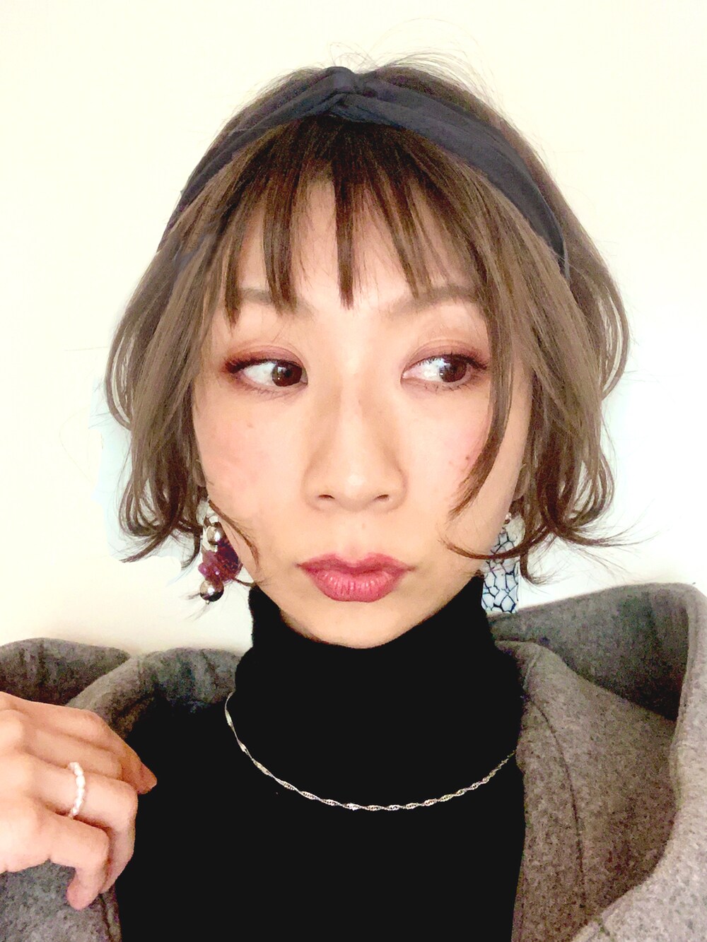 「冬コーデ、マキシスカート、パープル、BEAUTY&YOUTH UNITED ARROWS、大人コーデ、タートルネック、クラッチバッグ、パイソン柄、ヘアバンド、大人カジュアル、個性派、ハイウエスト、アシンメトリー、ウィッグ、カラーパレット」｜「BEAUTY&YOUTH UNITED ARROWSのBY シャーリングギャザーマキシスカート ◆（スカート、パープル系）」を使った、Nickyさん（レディース・166cm）の冬コーディネートの2枚目の写真
