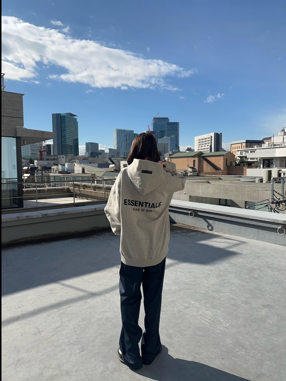 グレー系のパーカー、ブラック系のパーカー、ブラウン系のパーカーを着用したレディースの春コーディネートの2枚目の写真