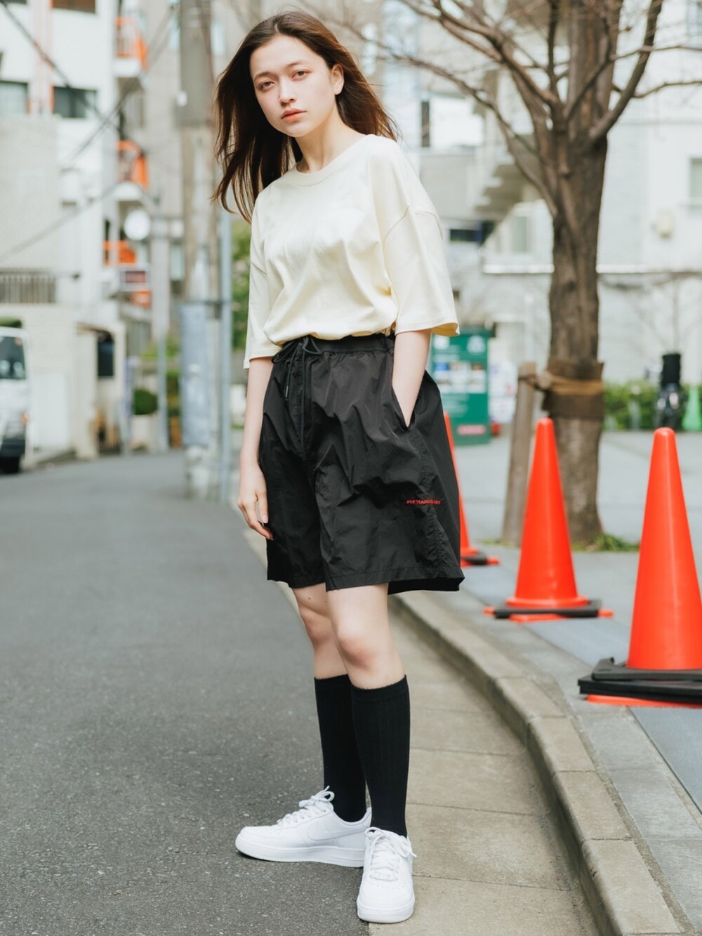 ベージュ系のTシャツ/カットソーを着用したレディースの秋コーディネートの2枚目の写真