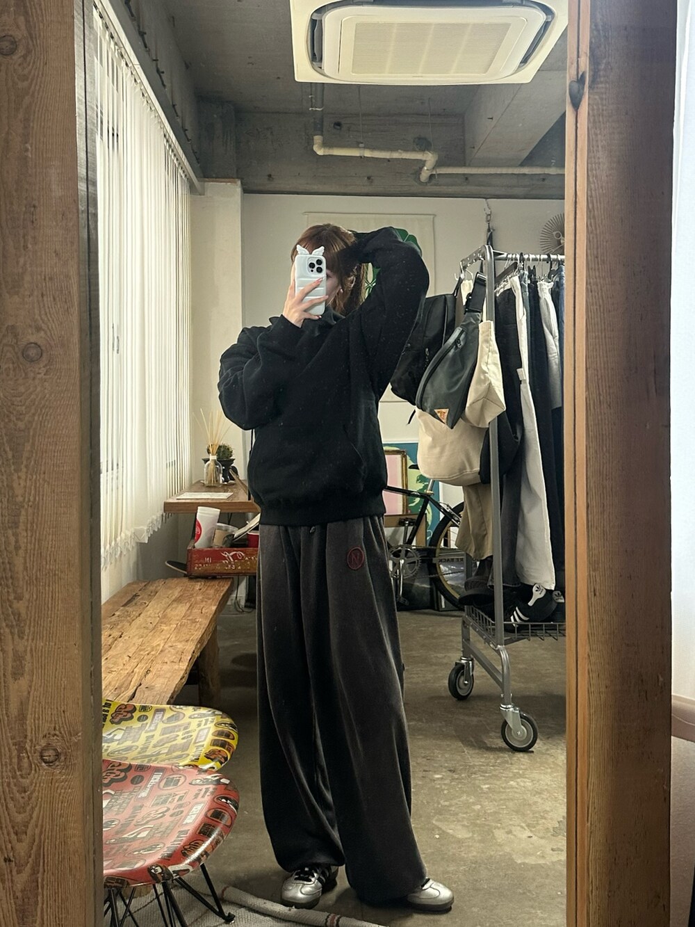 ブラック系のパーカー、ホワイト系のTシャツ/カットソーを着用したレディースの春コーディネートの2枚目の写真