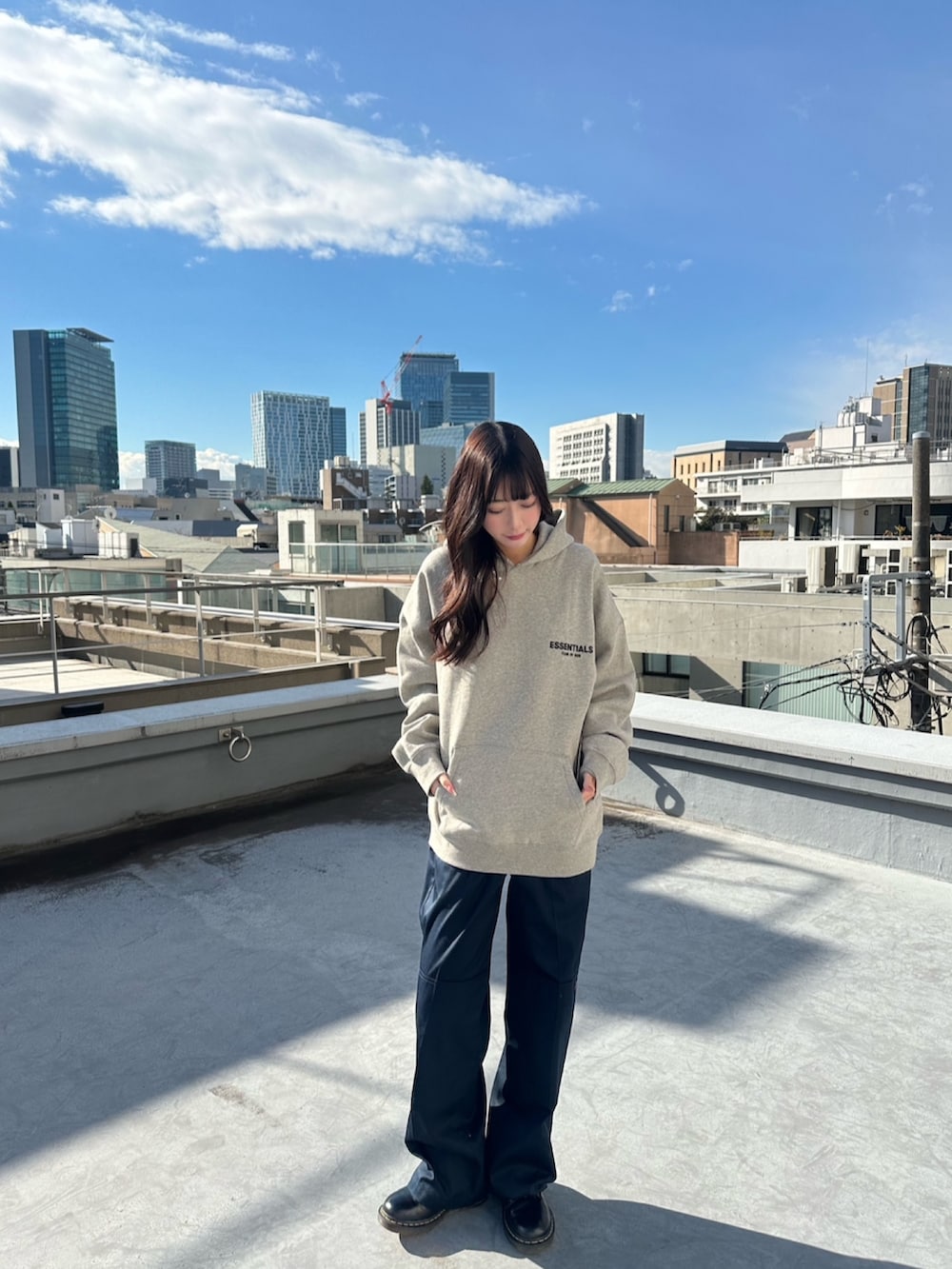 グレー系のパーカー、ブラック系のパーカー、ブラウン系のパーカーを着用したレディースの春コーディネートの4枚目の写真