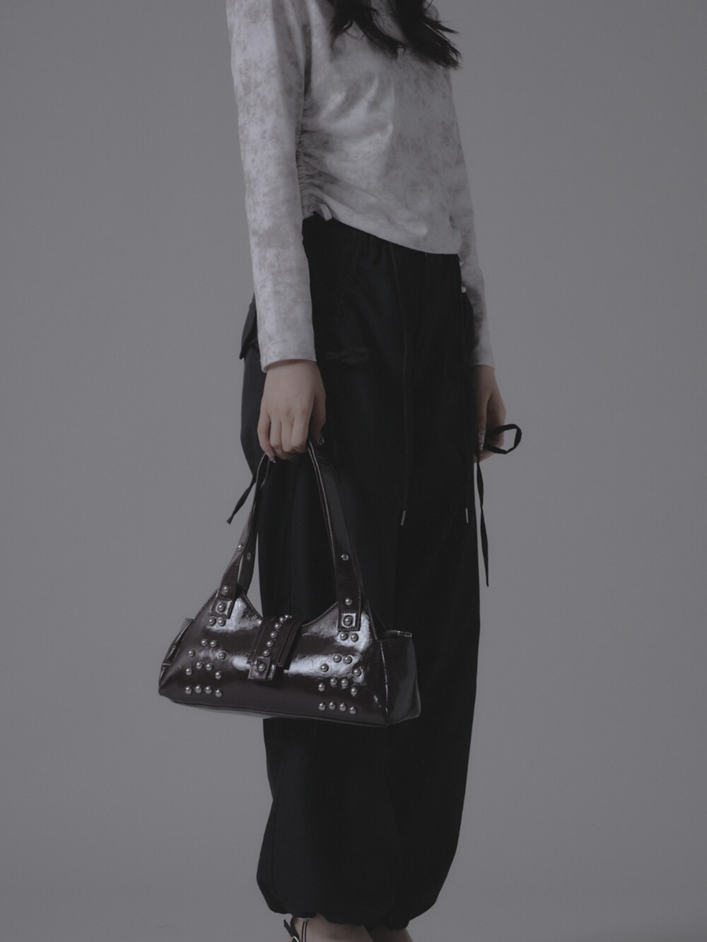 ブラウン系のショルダーバッグを着用したレディースの秋コーディネートの4枚目の写真