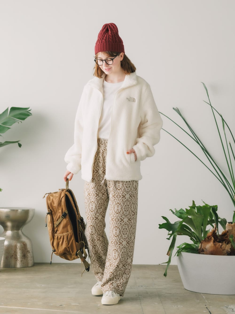 ベージュ系のブルゾンを着用したレディースの秋コーディネートの4枚目の写真