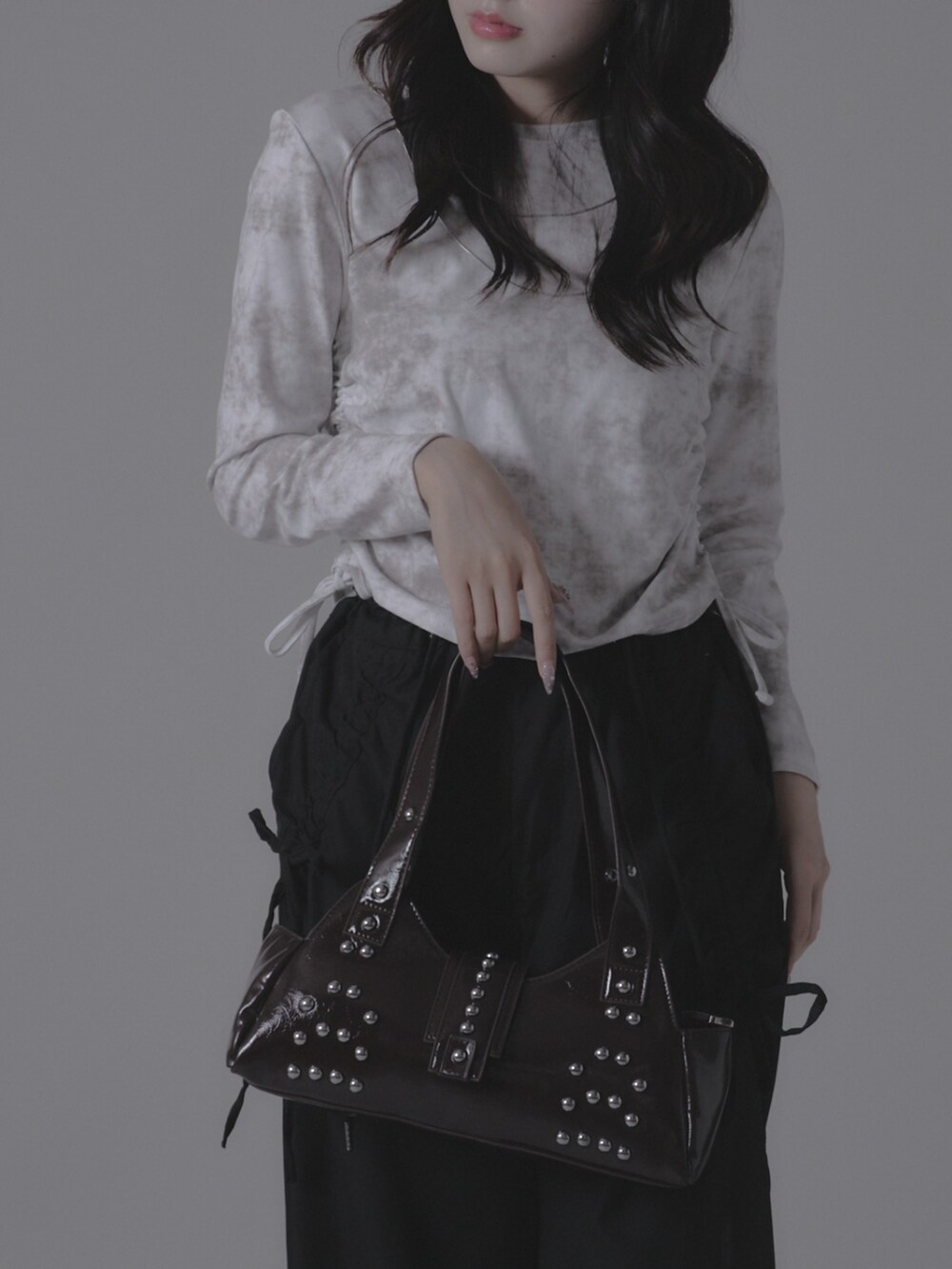 ブラウン系のショルダーバッグを着用したレディースの秋コーディネートの3枚目の写真