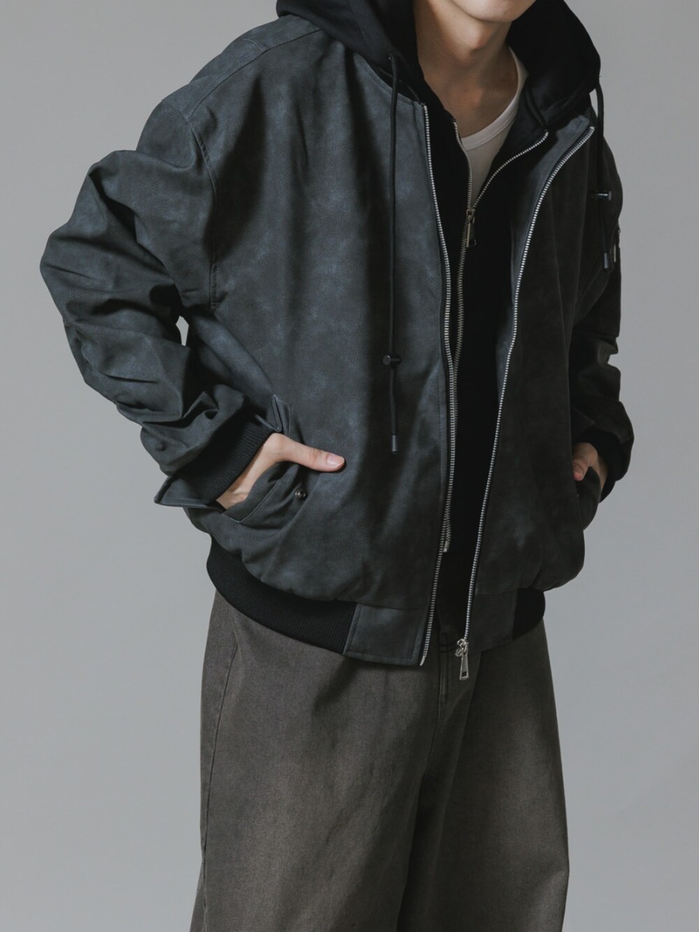 ブラック系のMA-1、ブラック系のデニムパンツを着用したレディースの秋コーディネートの3枚目の写真