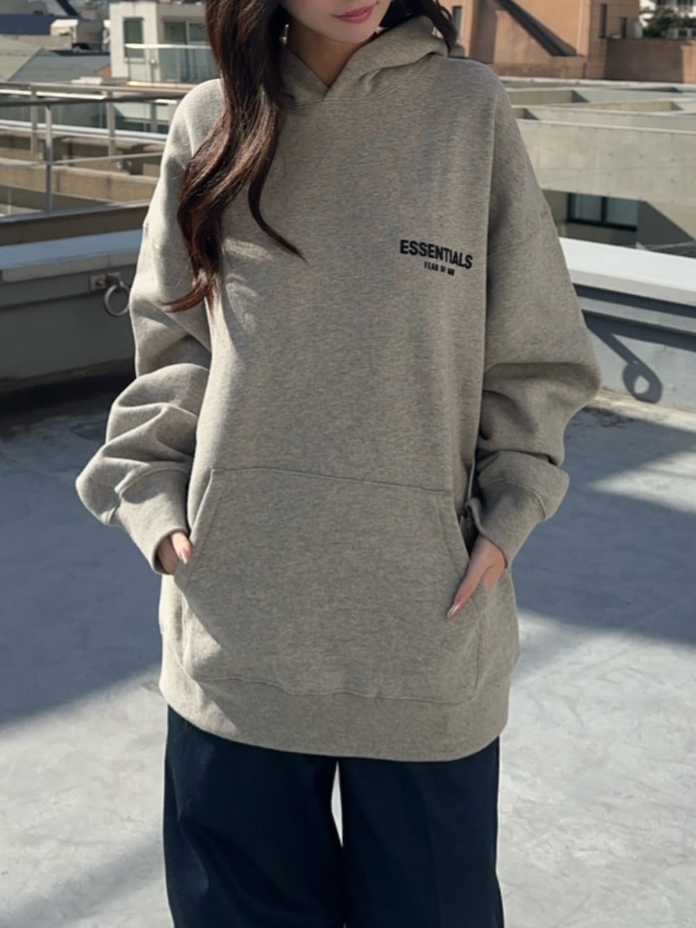 グレー系のパーカー、ブラック系のパーカー、ブラウン系のパーカーを着用したレディースの春コーディネートの3枚目の写真