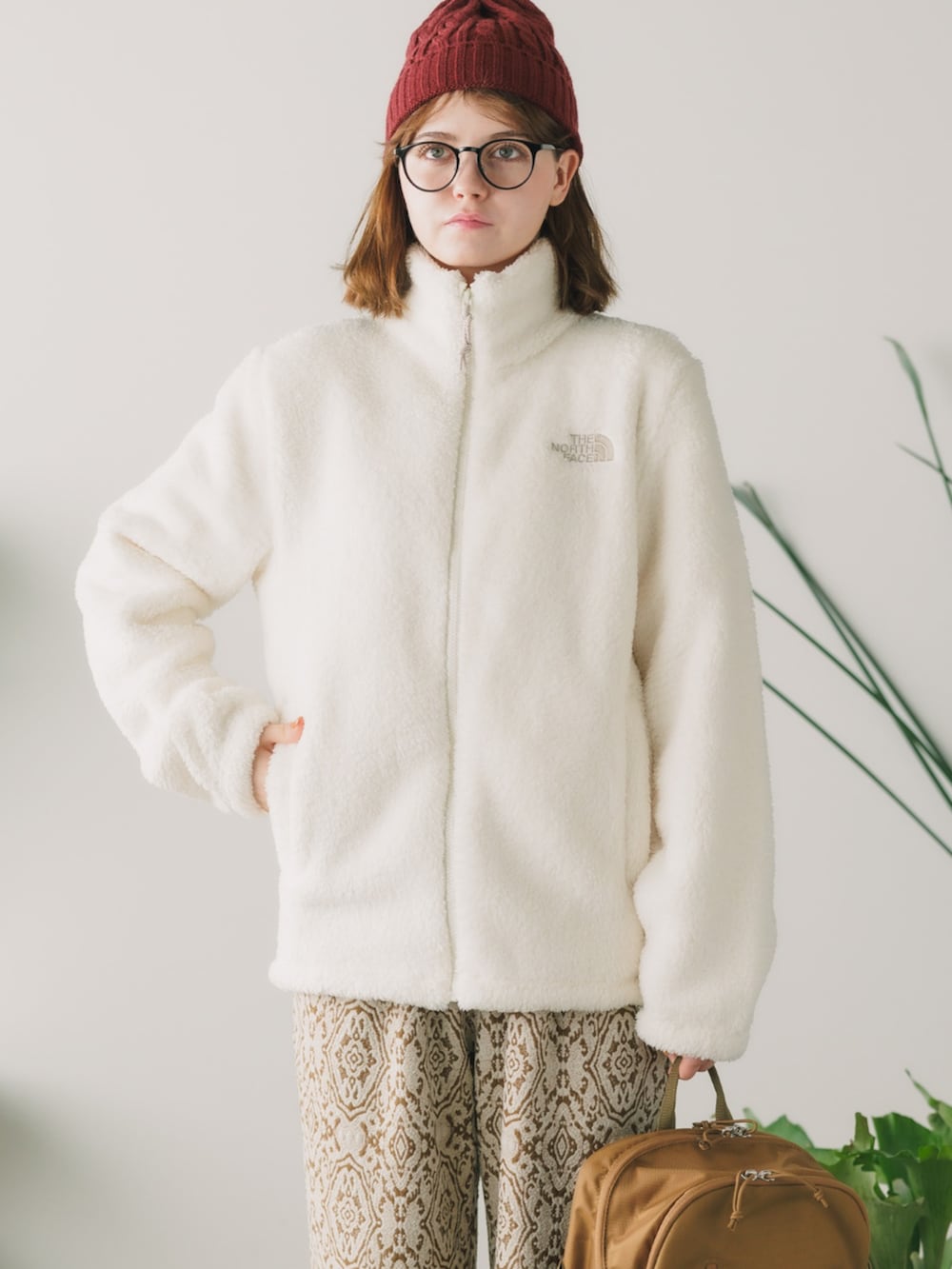 ベージュ系のブルゾンを着用したレディースの秋コーディネートの2枚目の写真