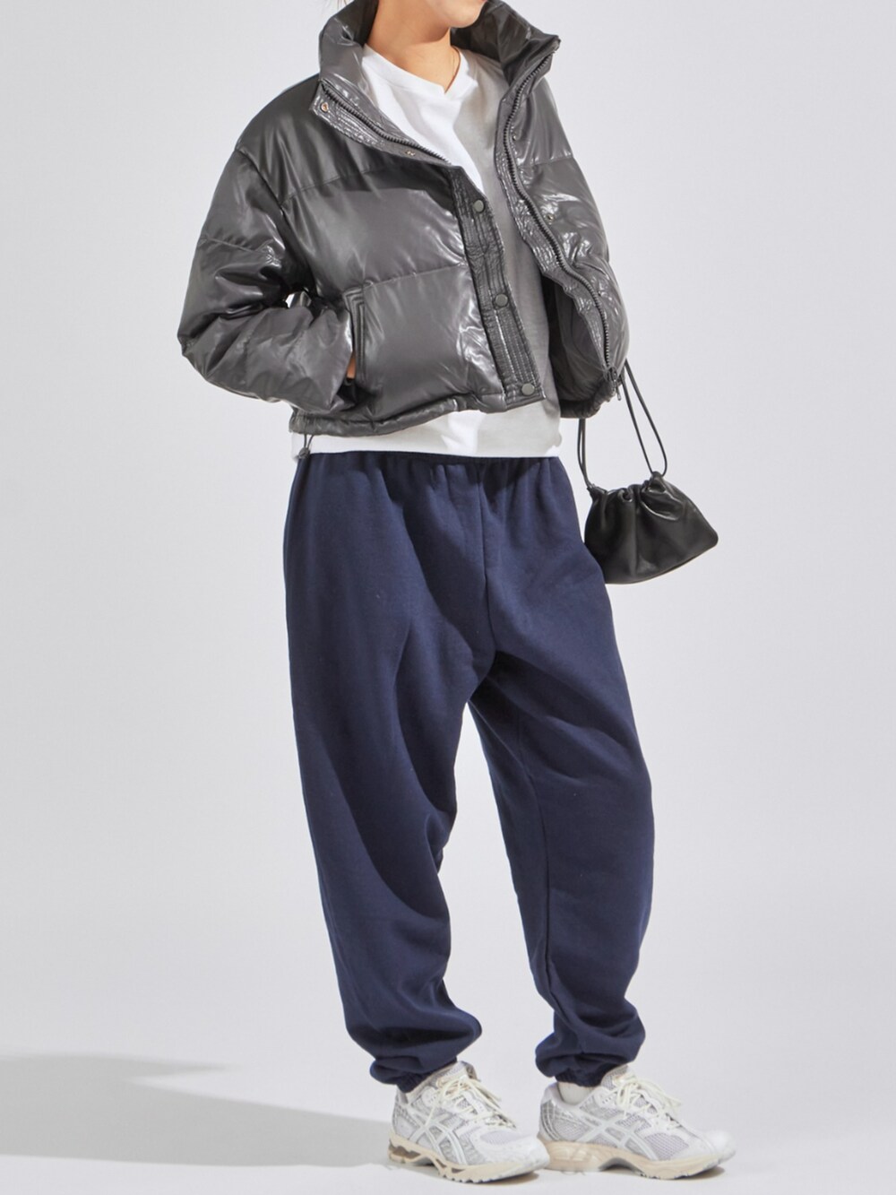 グレー系のダウンジャケット/コートを着用したレディースの秋コーディネートの2枚目の写真