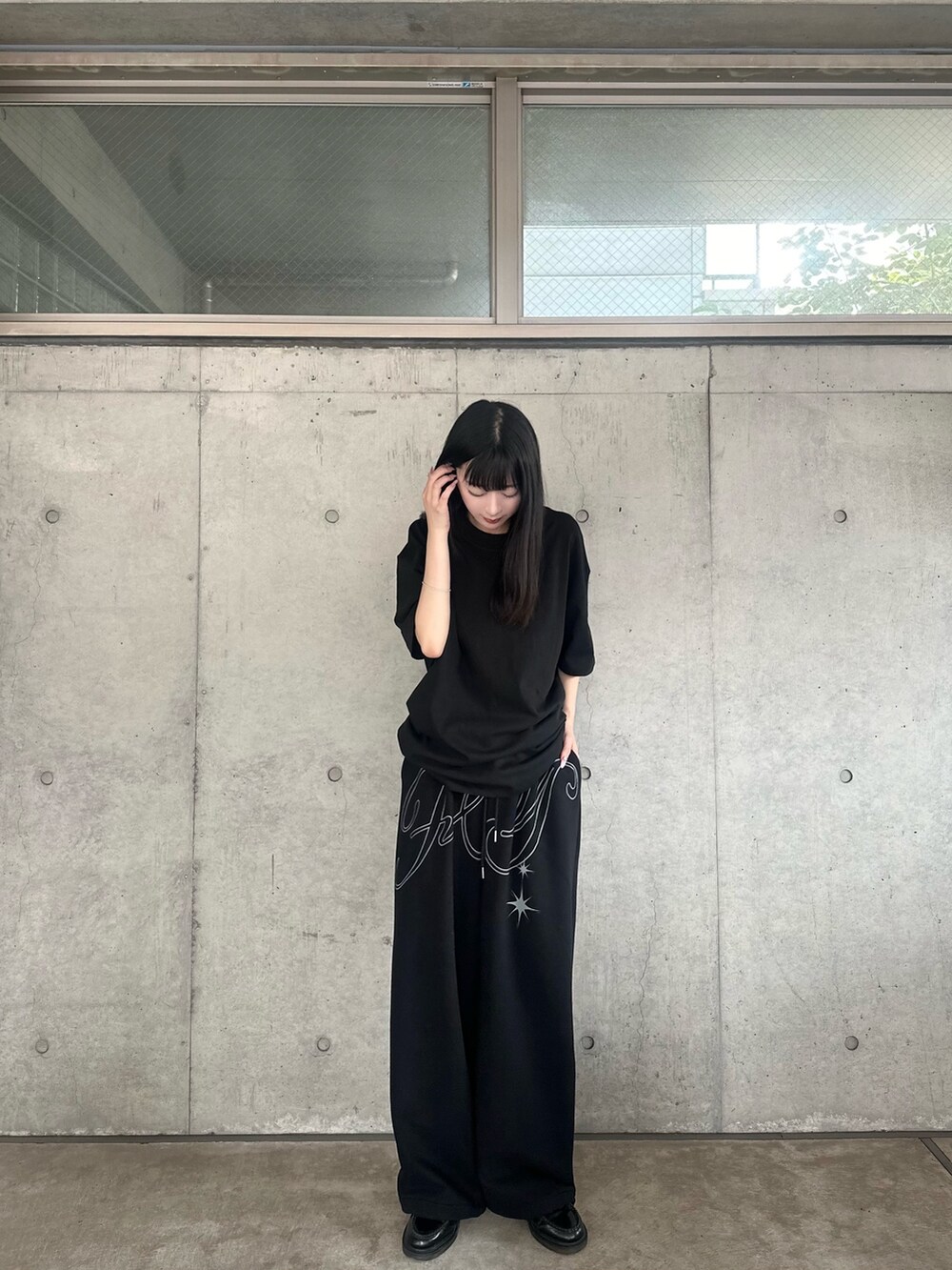 ブラック系のTシャツ/カットソー、ブラック系のスウェットパンツを着用したレディースの夏コーディネートの2枚目の写真