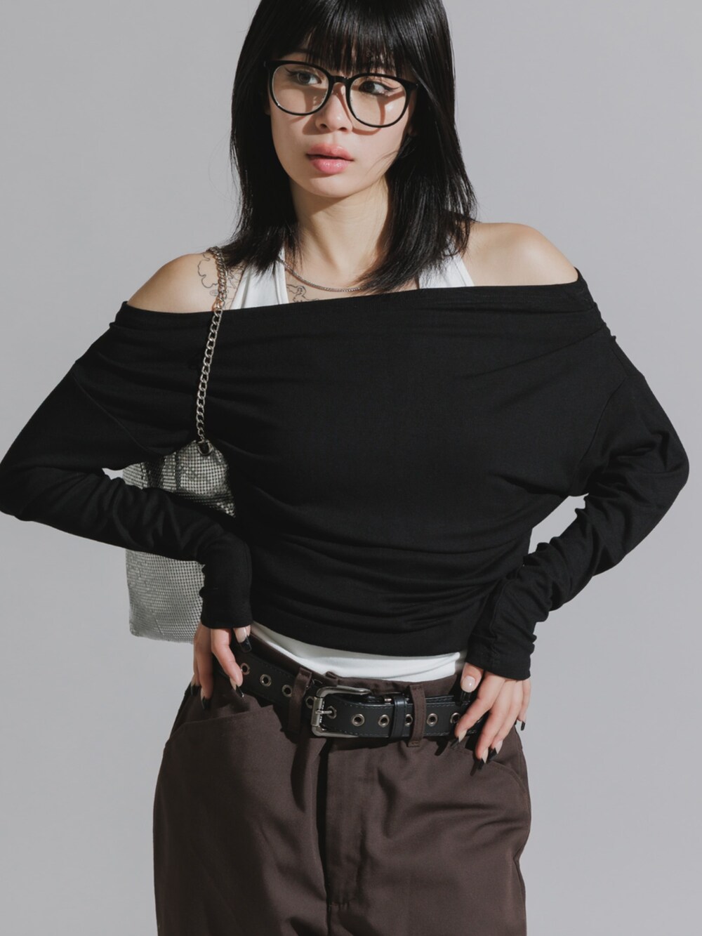 ブラウン系のその他パンツ、ブラック系のTシャツ/カットソーを着用したレディースの秋コーディネートの2枚目の写真