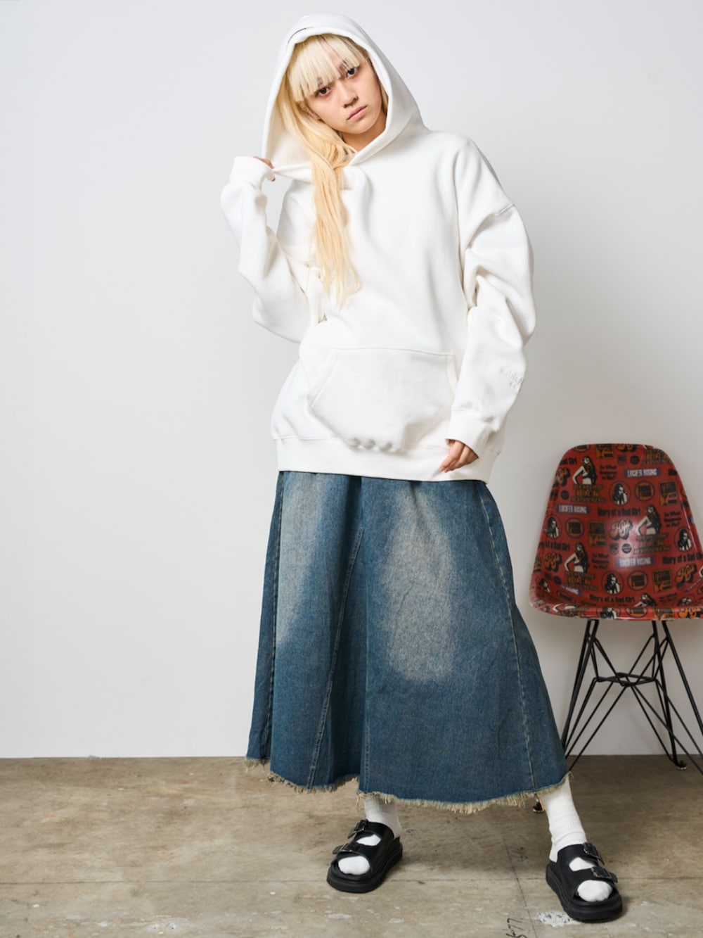 ホワイト系のパーカーを着用したレディースの秋コーディネートの2枚目の写真